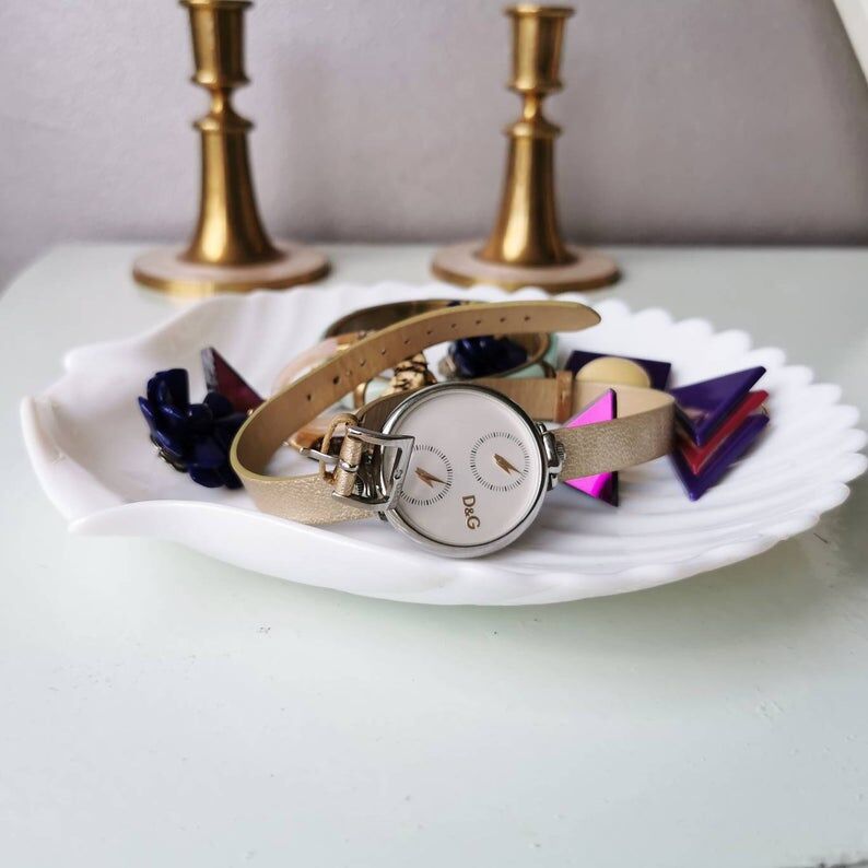 White ceramic dish shaped like 80s shells