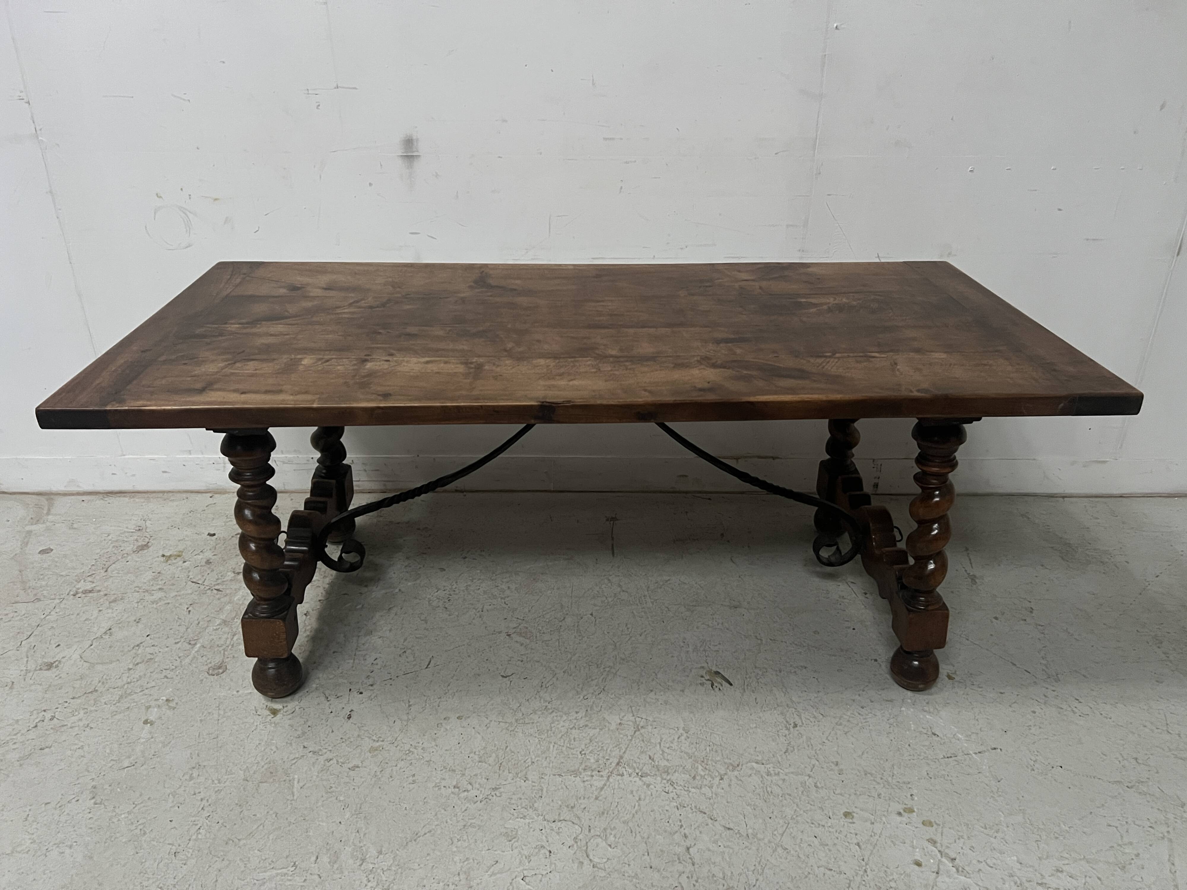 Monastery table with twisted legs in solid walnut, 19th century.