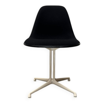 Mid-century fiberglass side chair with La Fonda base by Charles & Ray Eames for Herman Miller, 1960s.