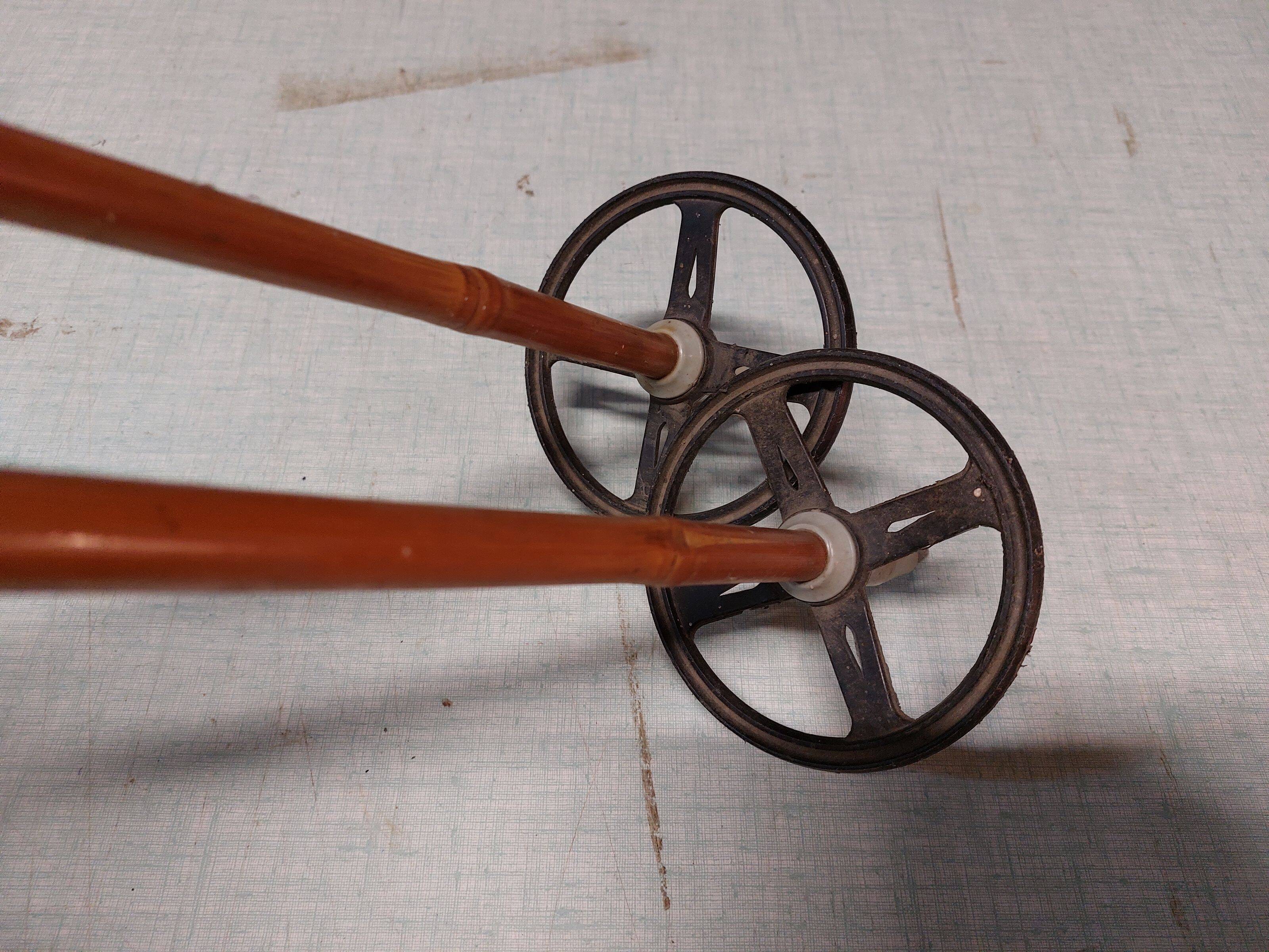 Pair of vintage bamboo ski poles - VM STAVEN - 131 cm