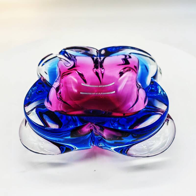Cendrier rose et bleu ciel des années 1960 en verre de Murano.