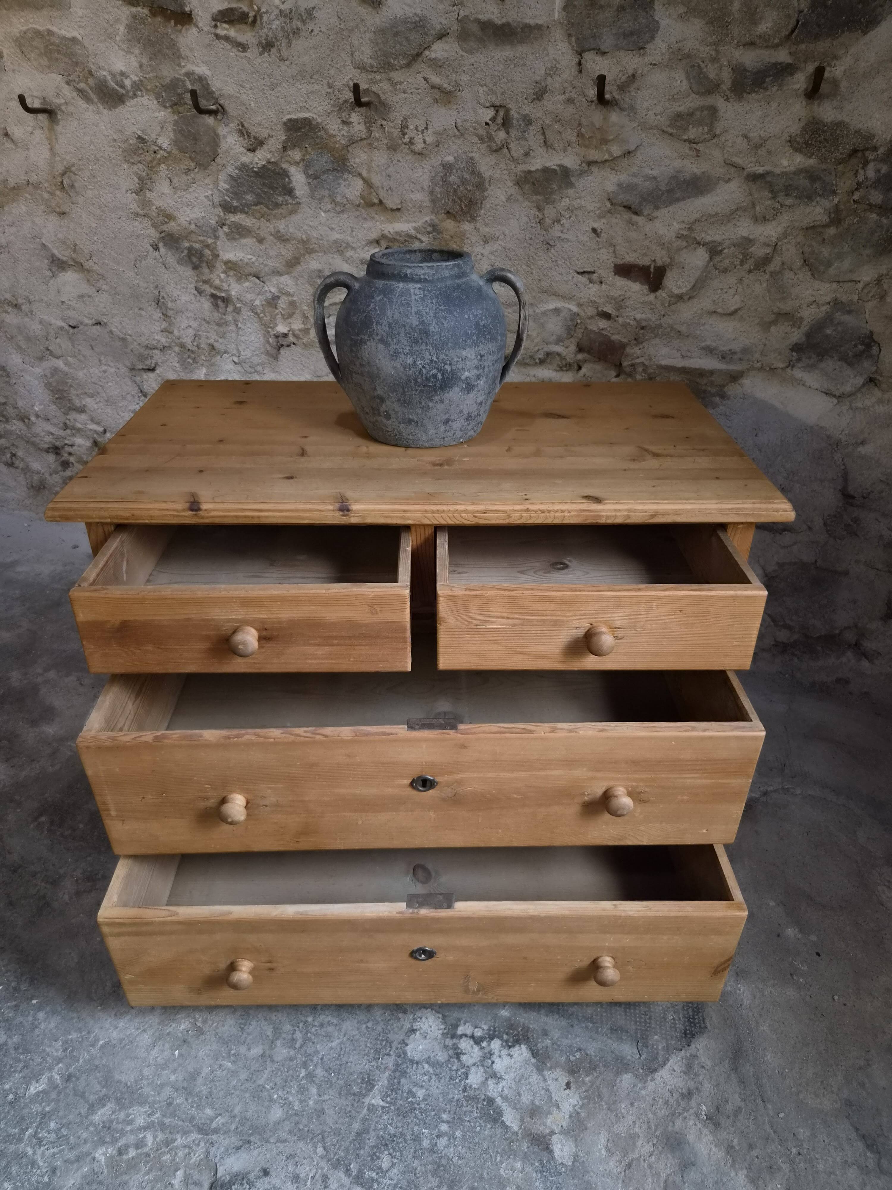 Commode ancienne rustique en pin, 4 tiroirs, vers 1880–1920