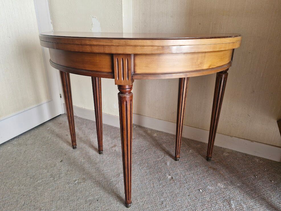 Table console demi-lune extensible de style Louis XVI – Merisier