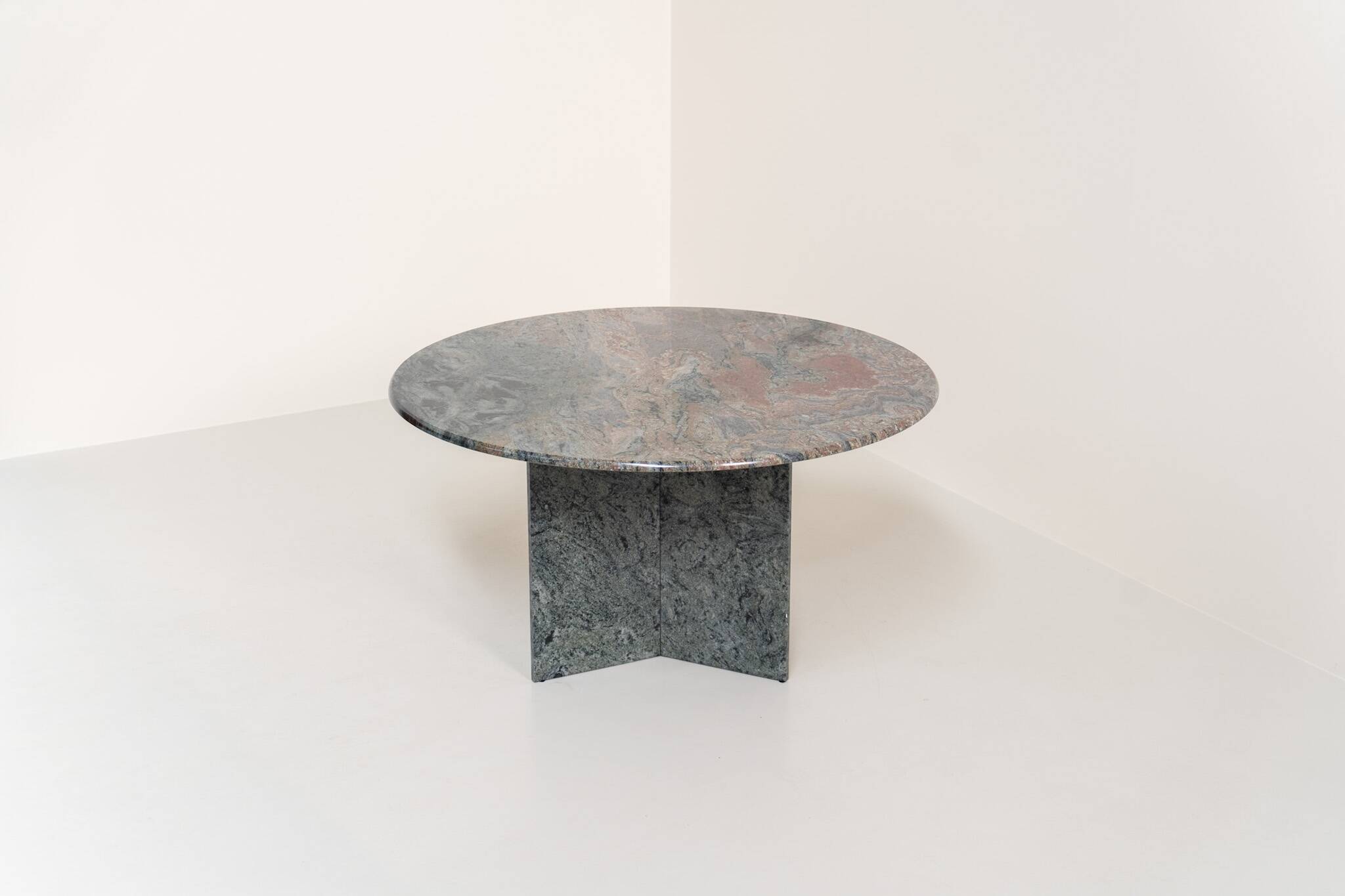 Dining table in solid Juparana granite