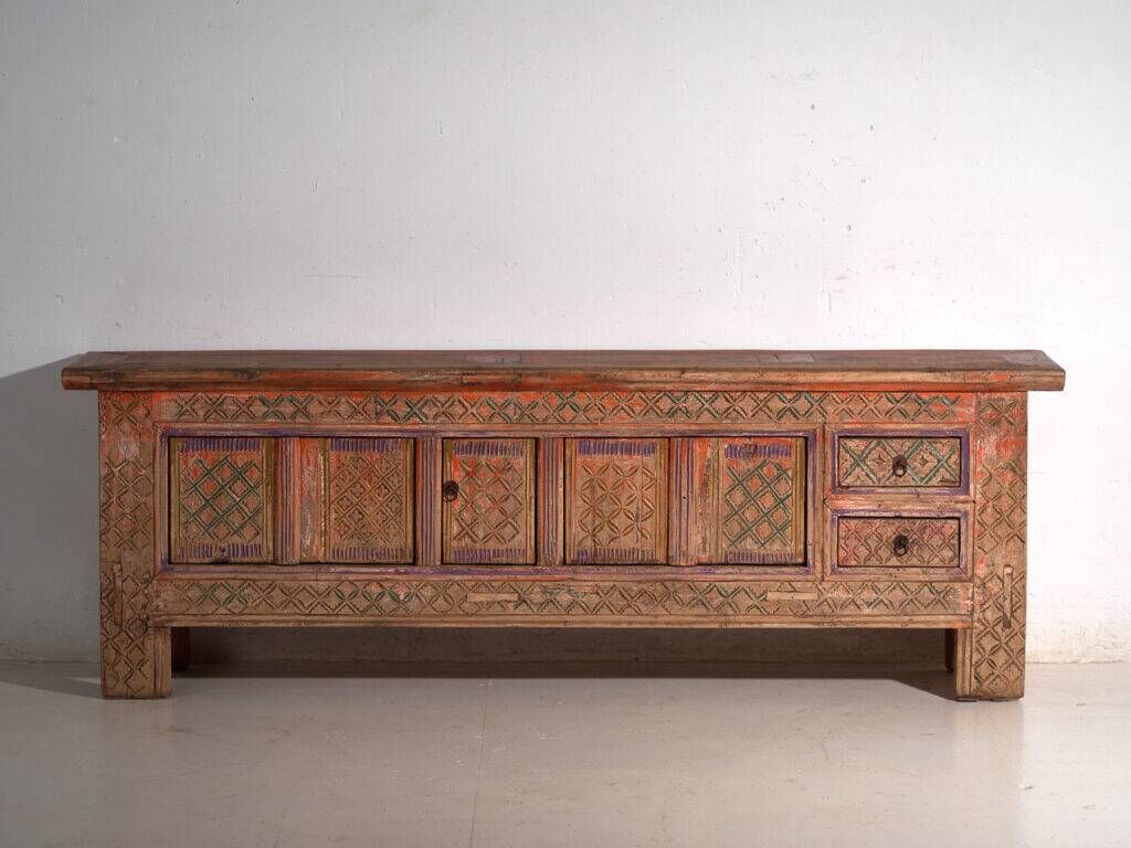 Meuble bas ancien sculpté polychrome en sapin – Xinjiang, vers 1900