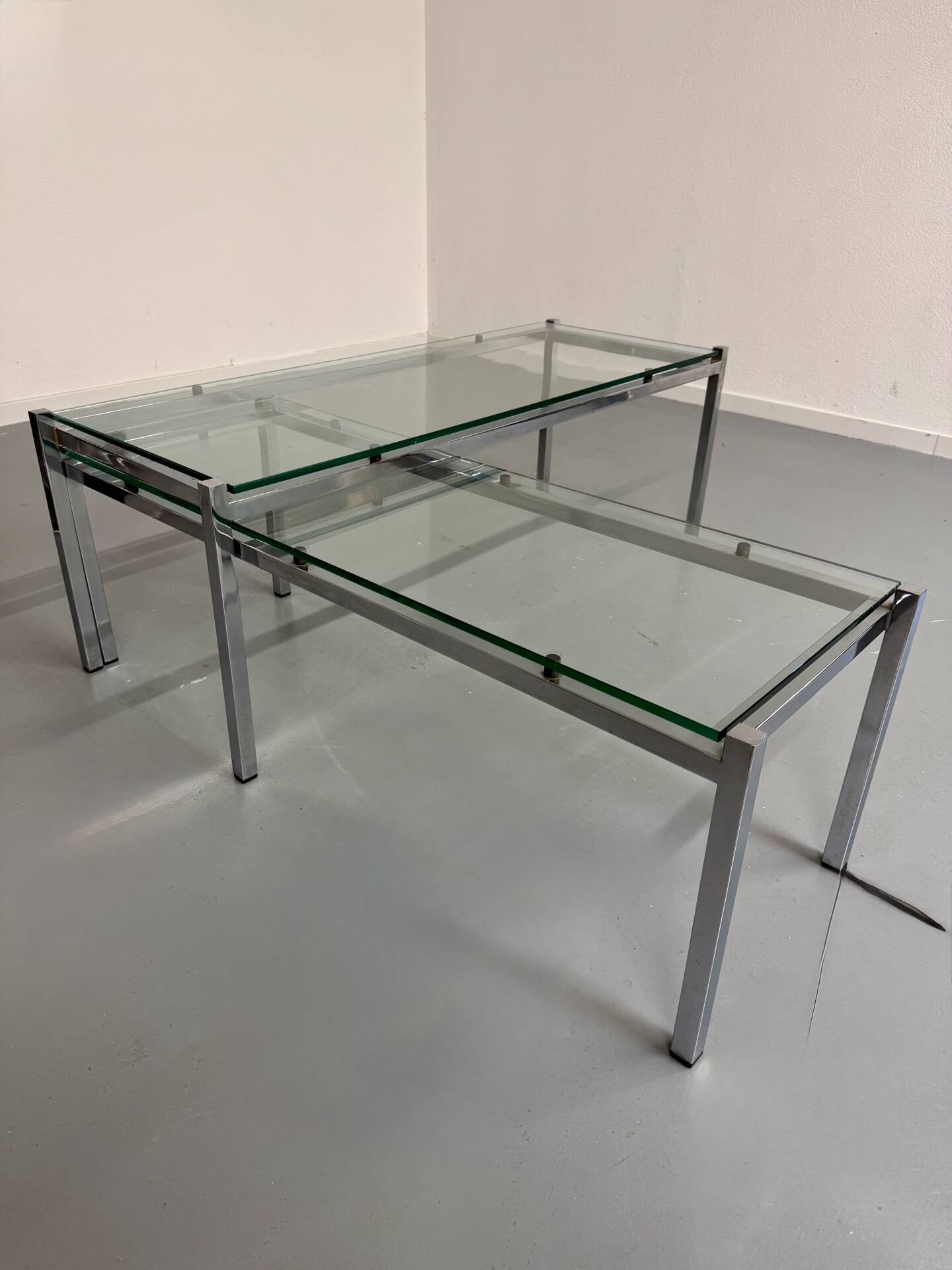 2 large nesting coffee tables in chrome and glass, 1970s design.