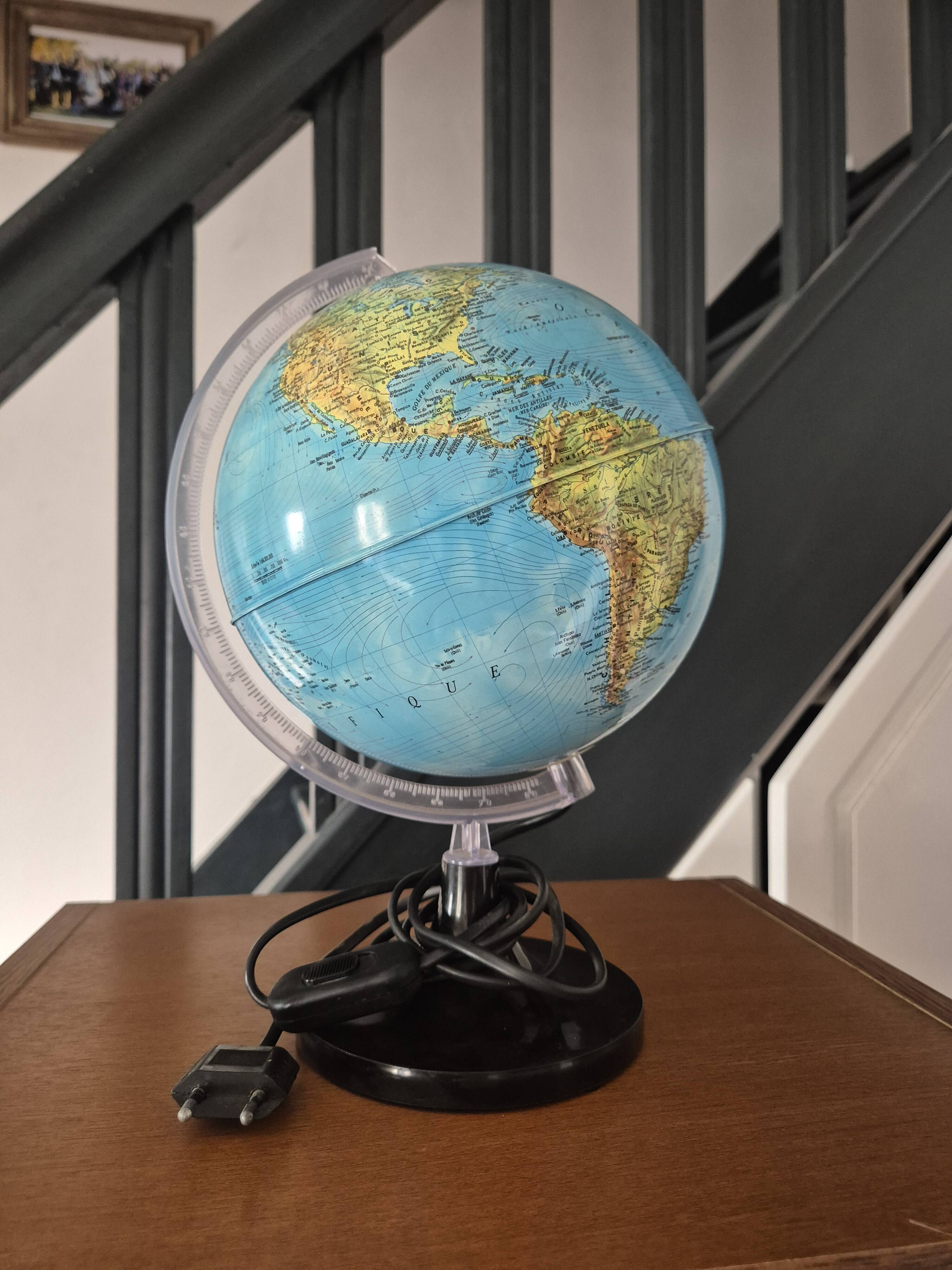 Vintage illuminated globe. Ideal for decoration or for an office.