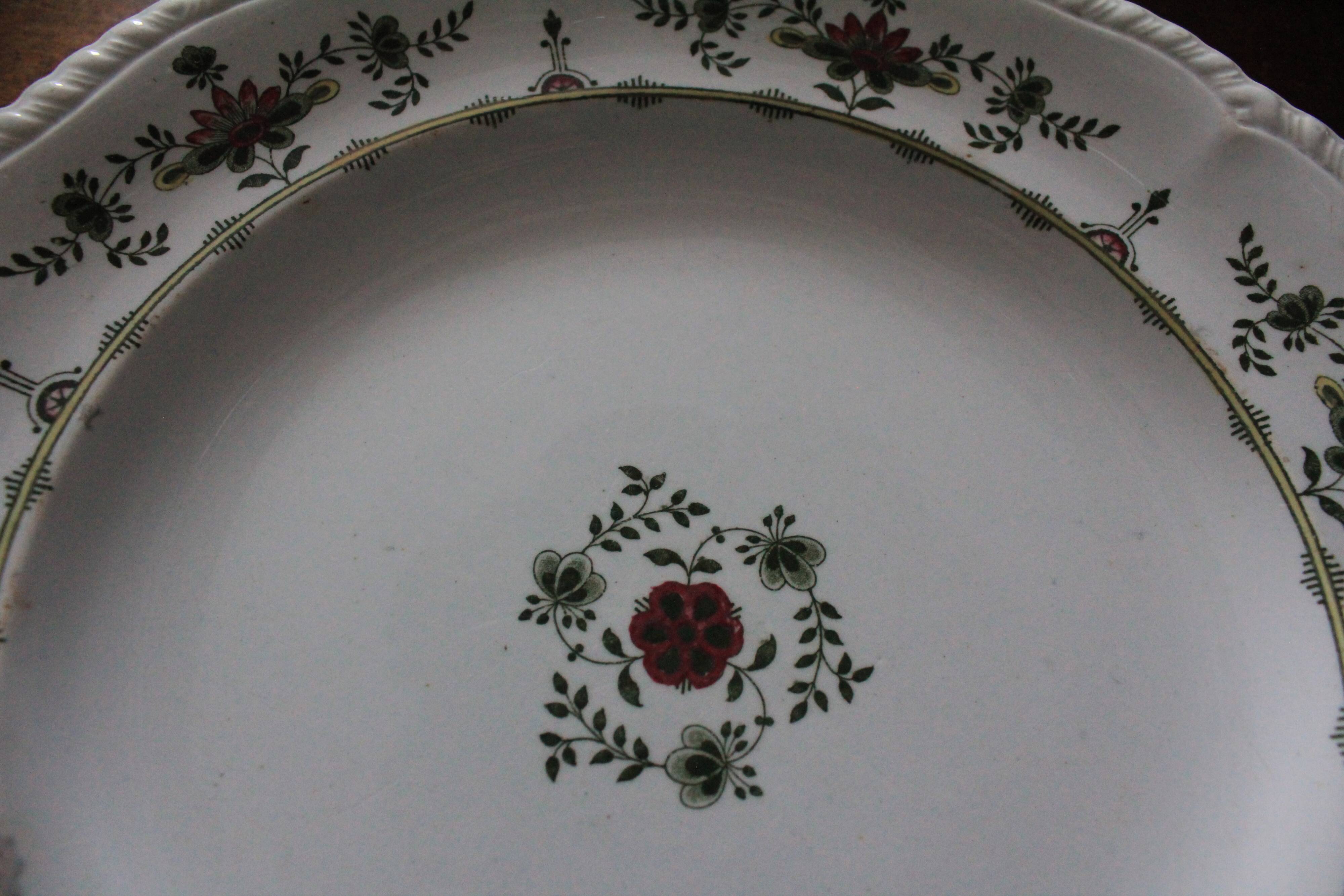 Round plate from the English Manufacture Minton model Venetia.