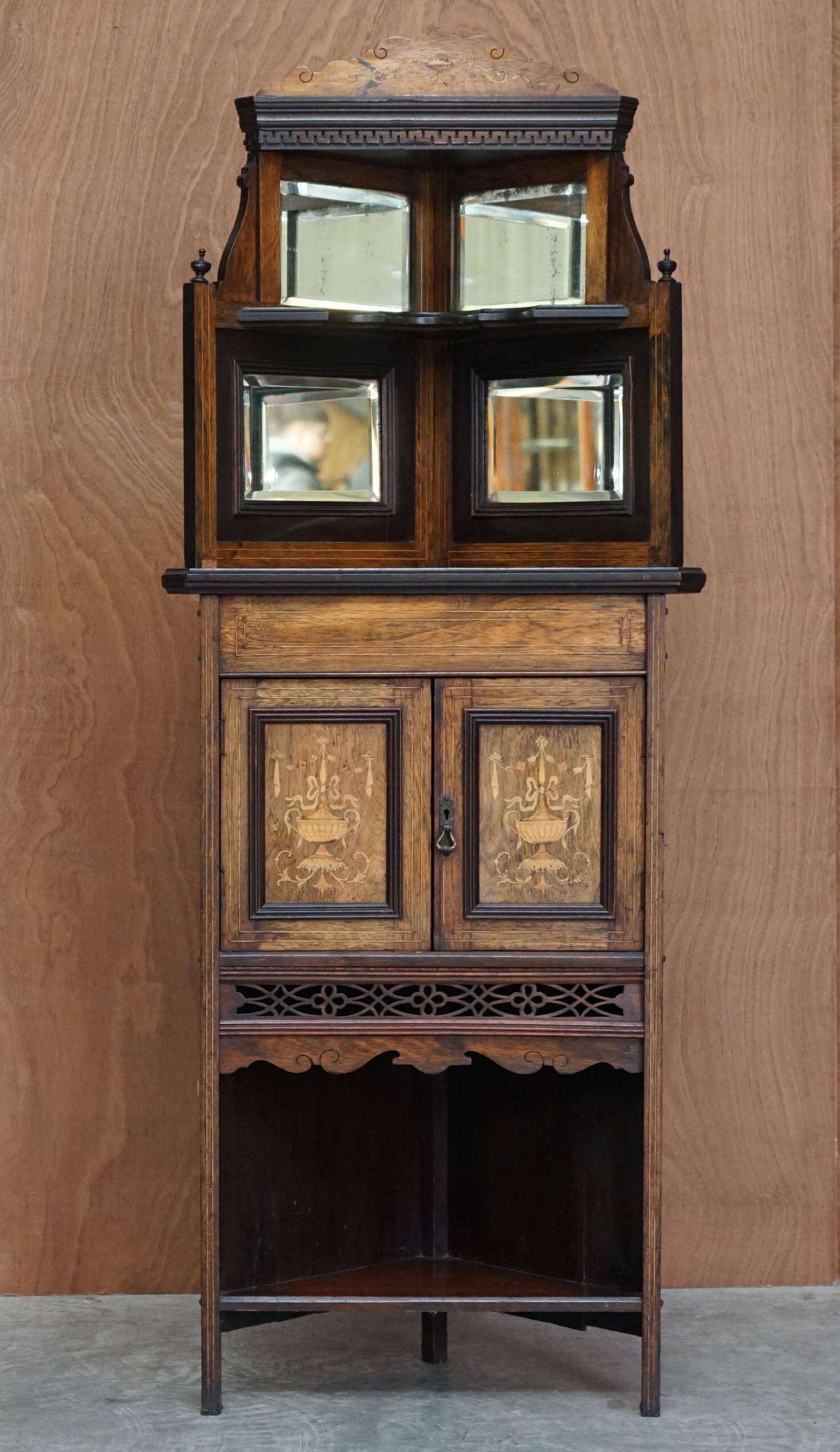 Buffet d'angle italien antique vers 1880 en bois dur avec incrustation de buis et miroir