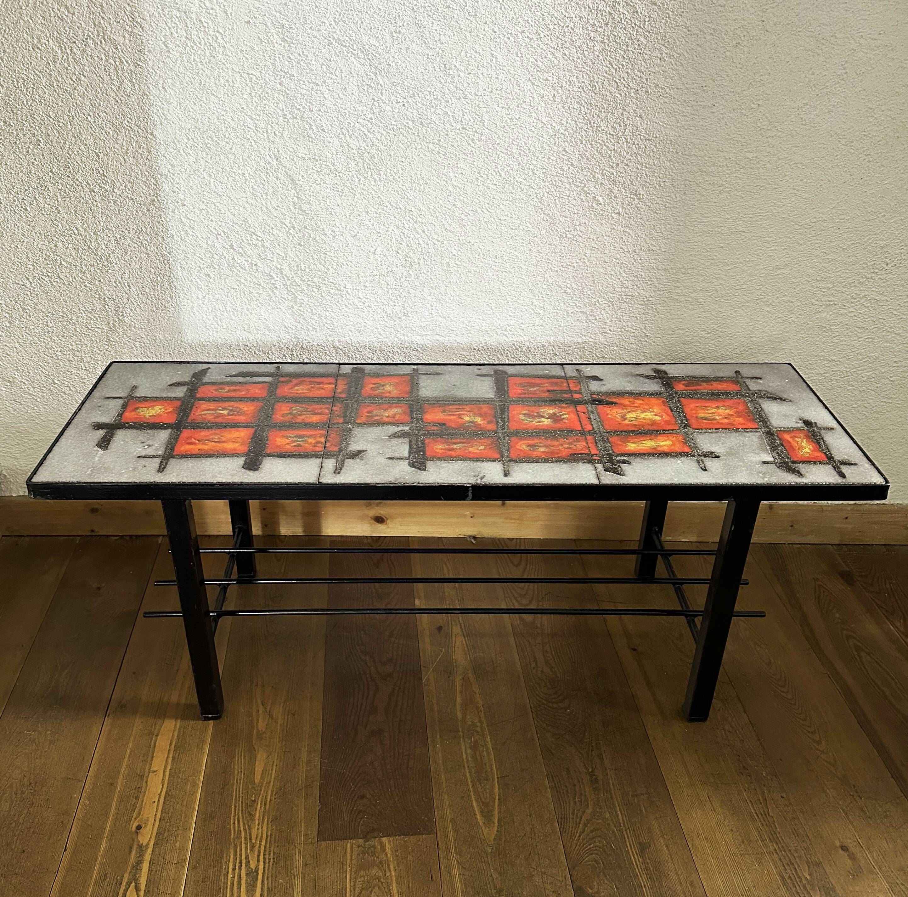 Table basse lave émaillée et métal laqué. France, années 70