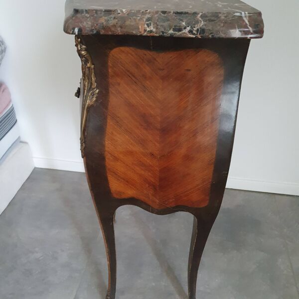 Chevet ancien marqueté, plateau en marbre