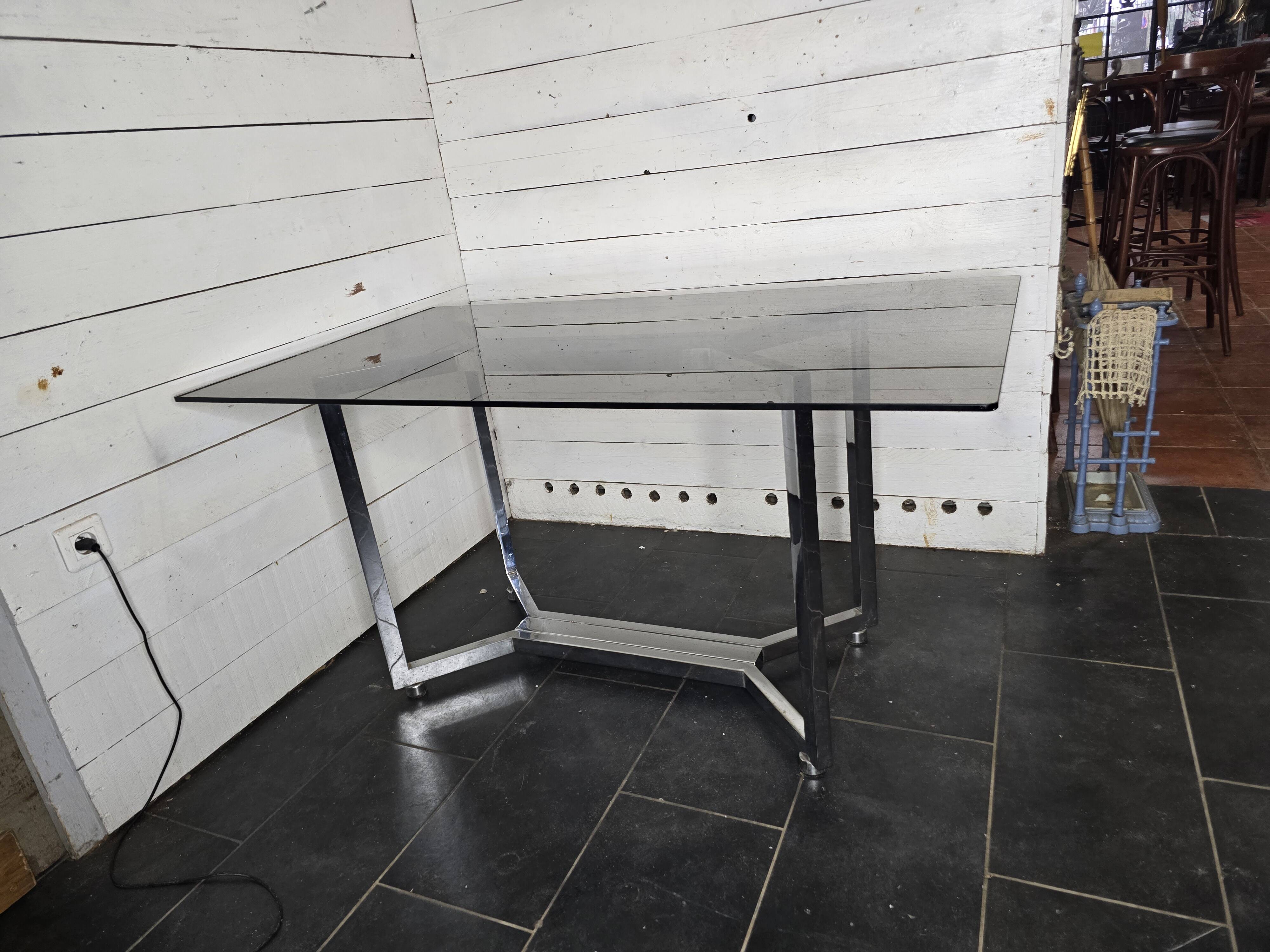 Table en métal chromé dessus verre fumé