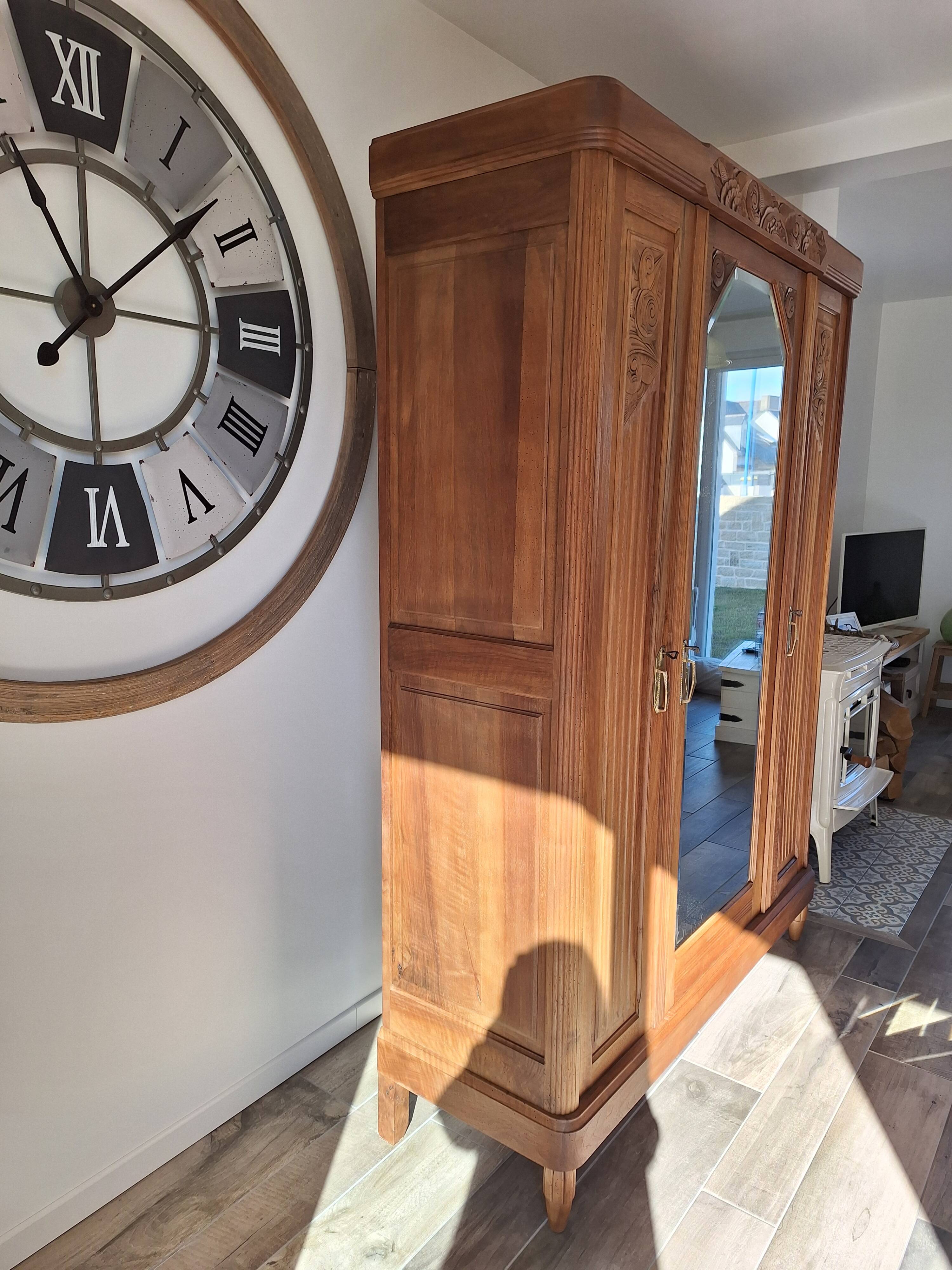 Armoire Art déco en noyer massif sculpté, 1930