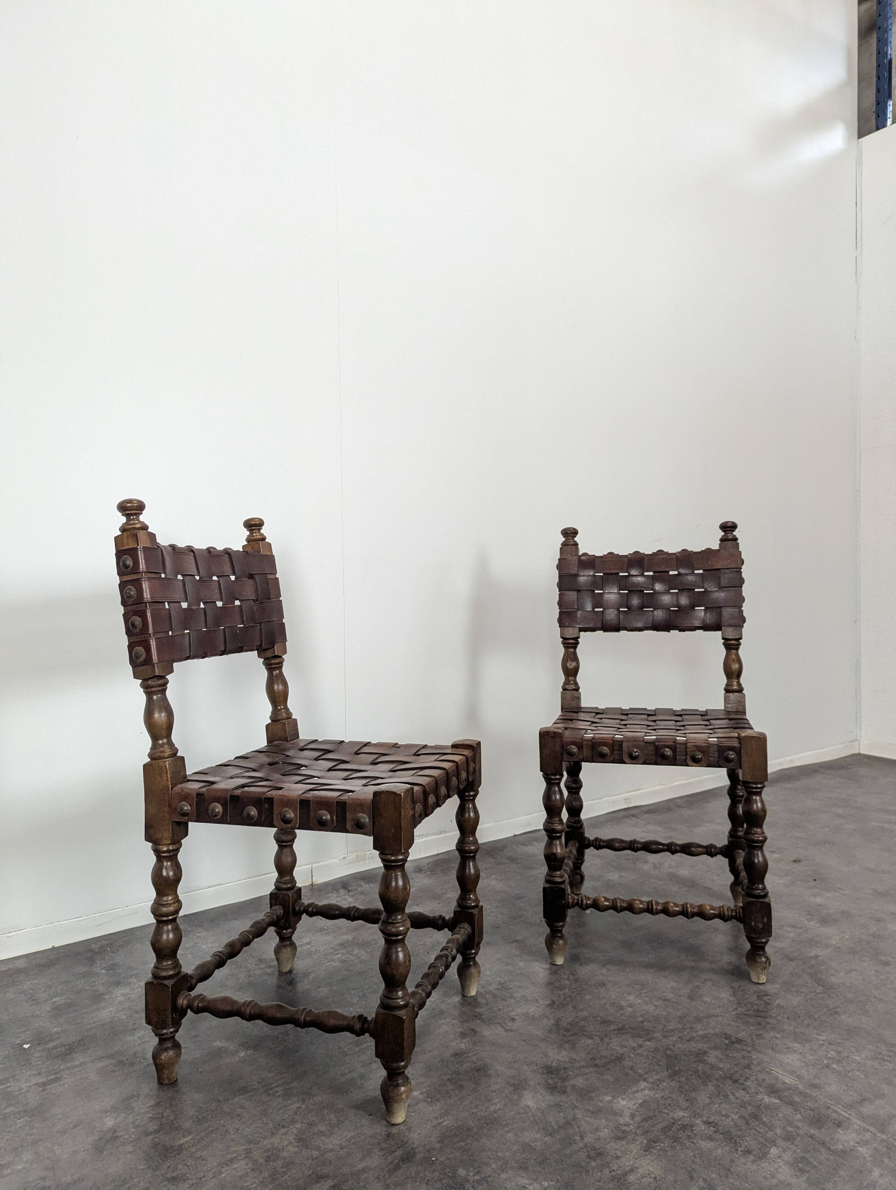 Paire de chaises style espagnol en sangles de cuir
