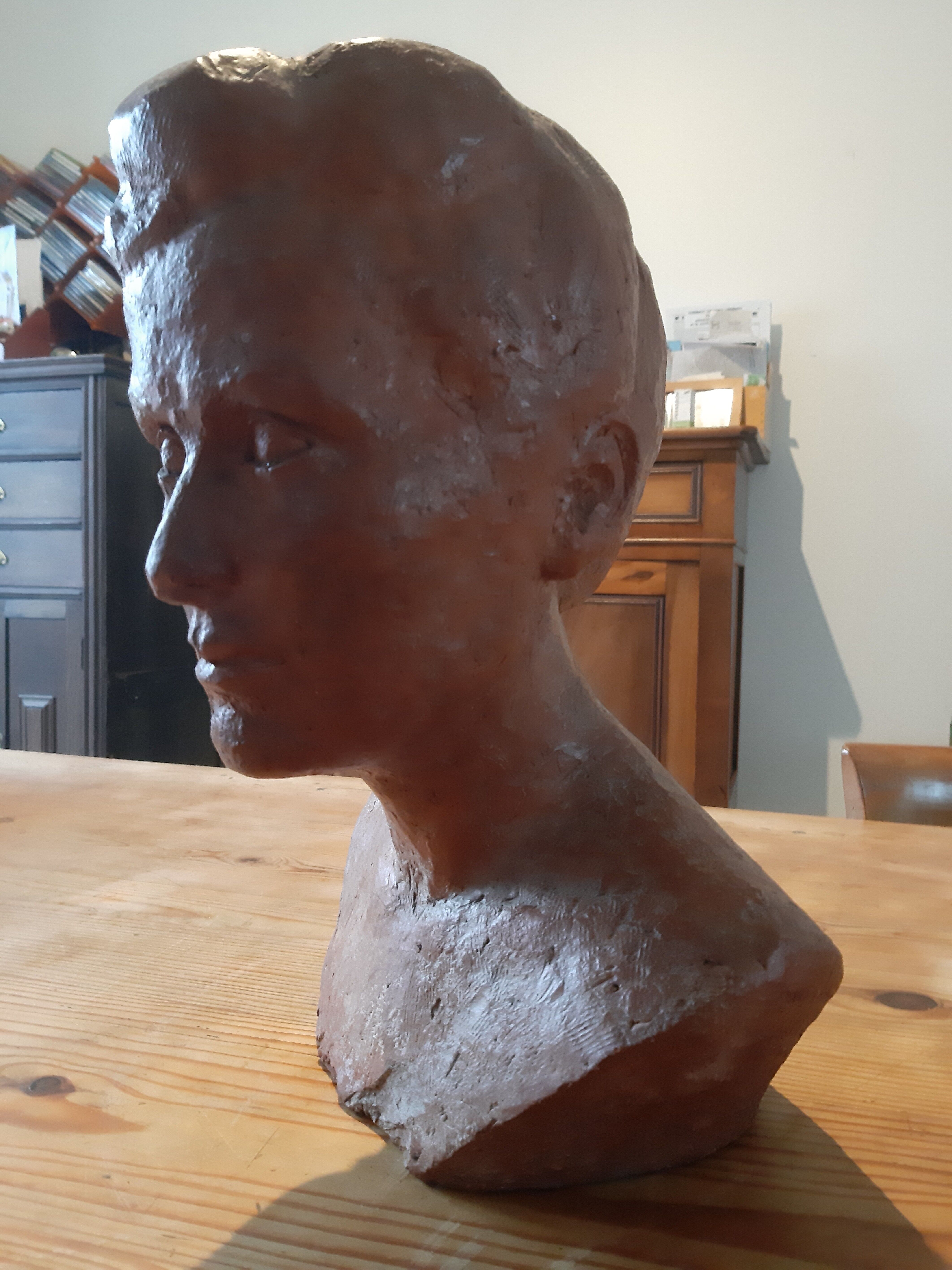 Bust woman of the 50s in terracotta
