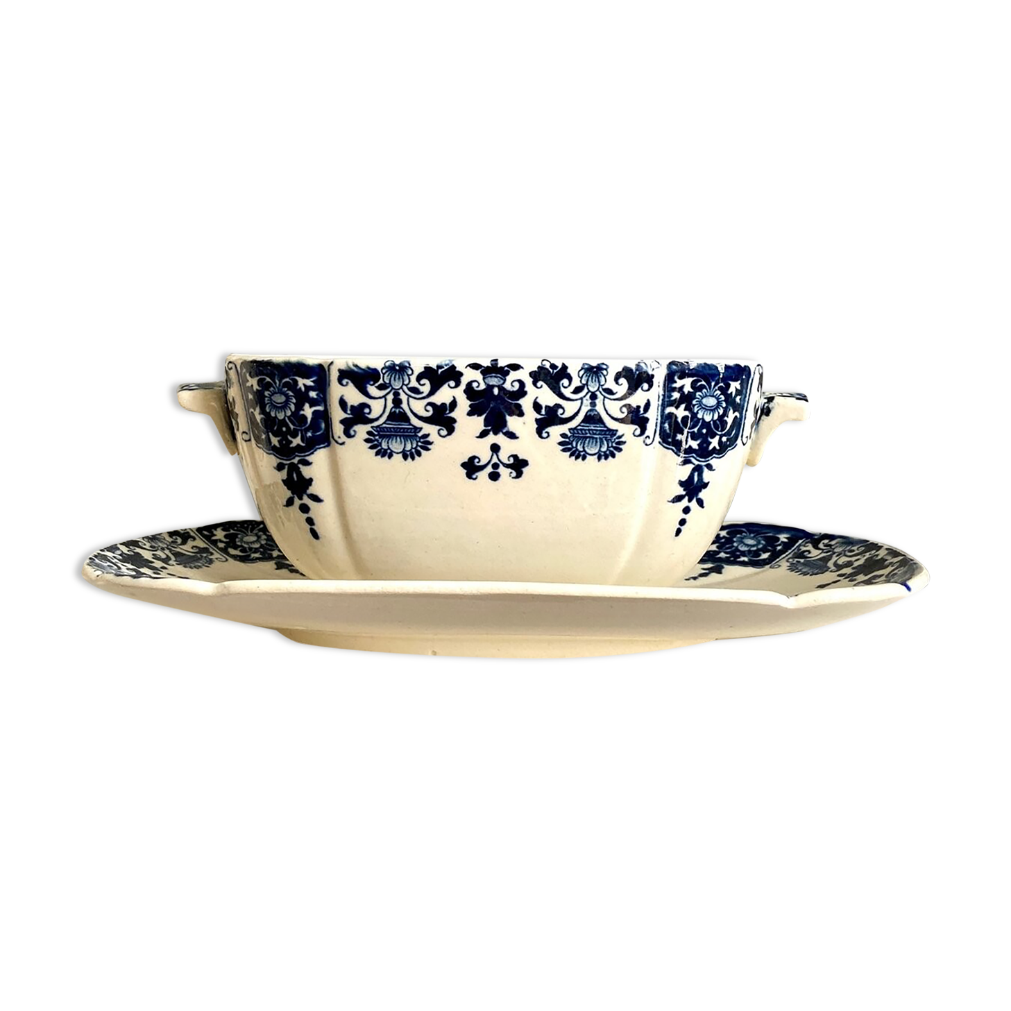 Saucière Gien en terre de fer, service "Blue Ibis" late nineteenth century