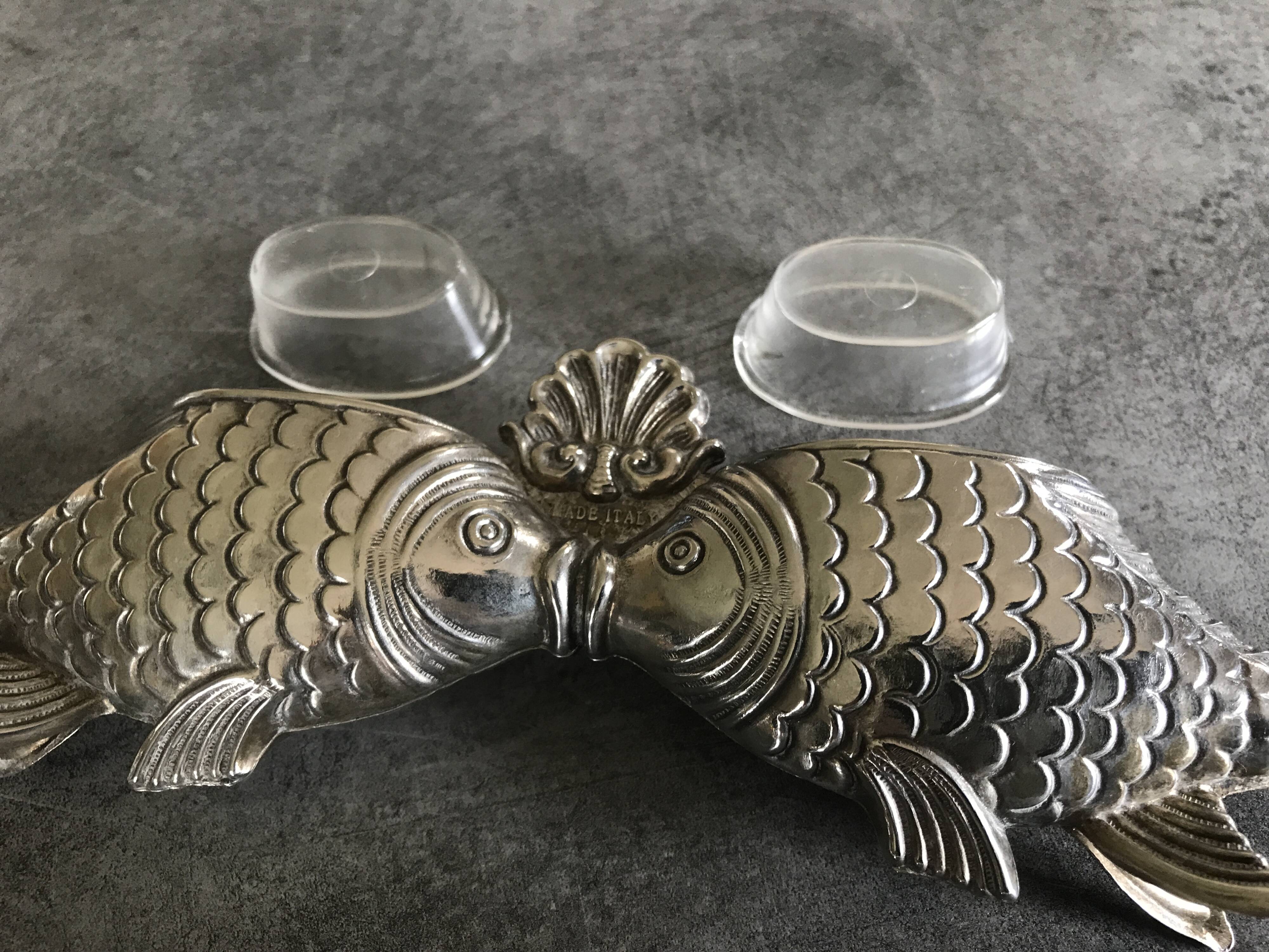 Salt and pepper shaker holder with a pair of fish in metal, Italian design