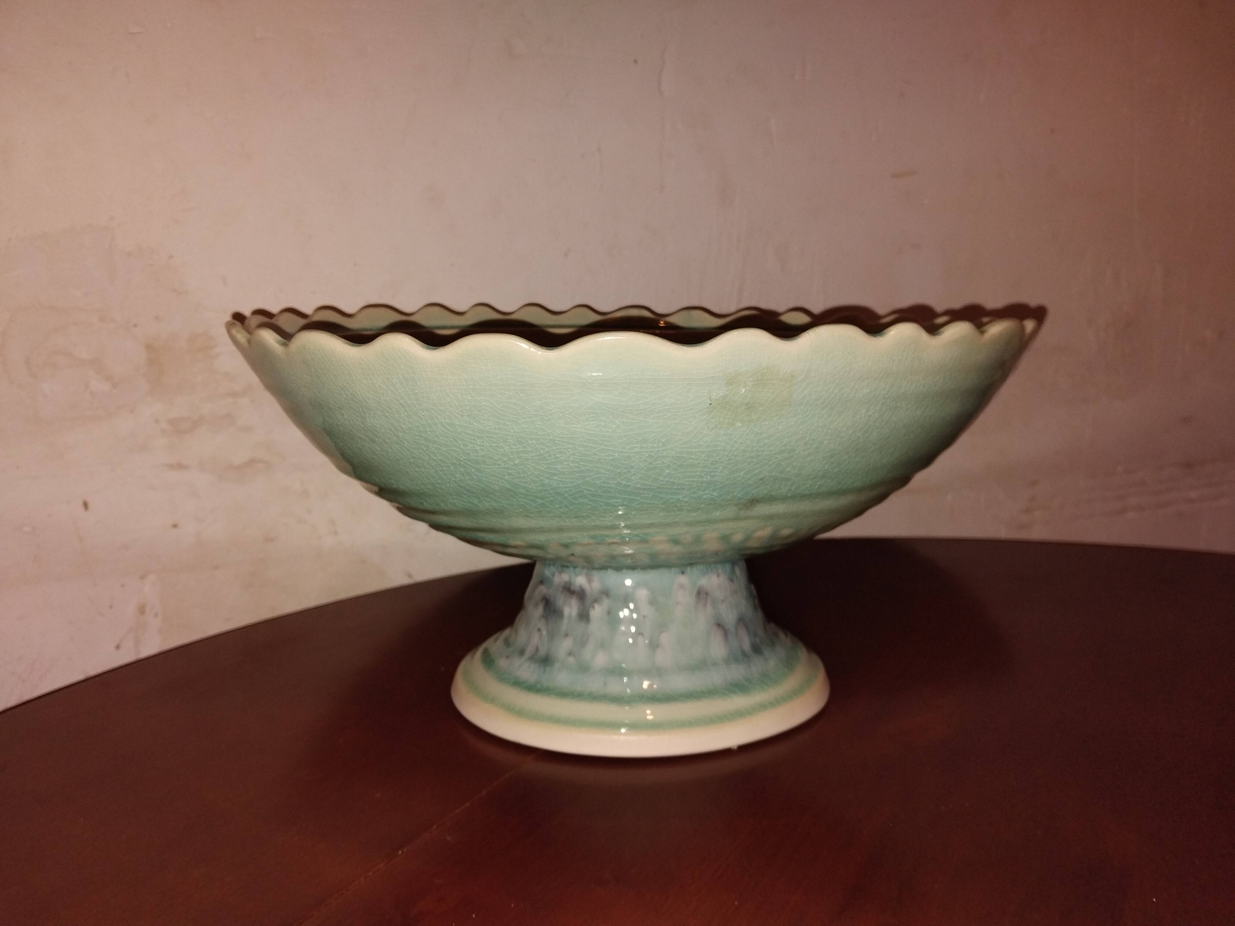 Green ceramic fruit bowl
