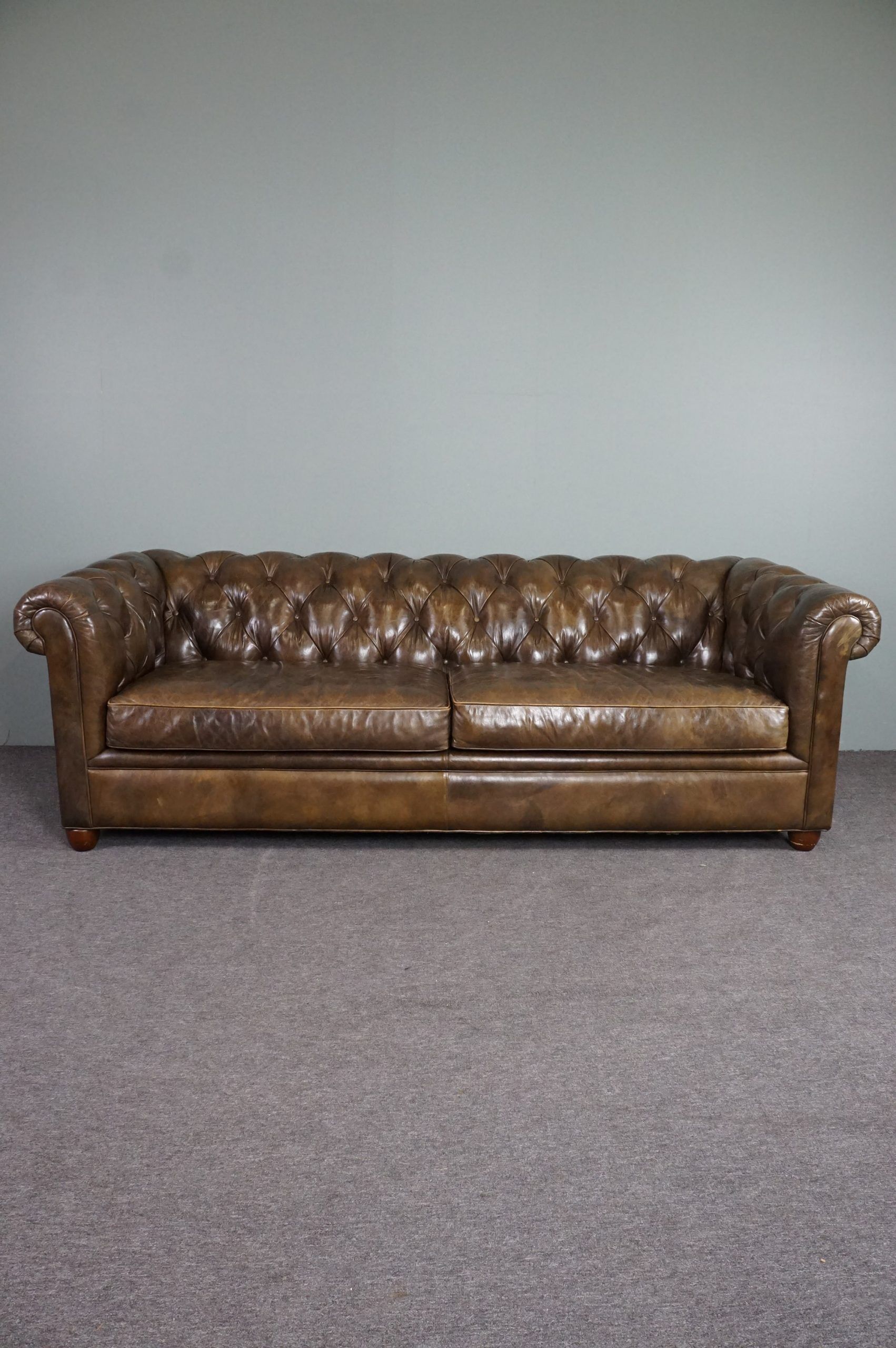 Chesterfield sofa in cowhide leather 3.5 seats