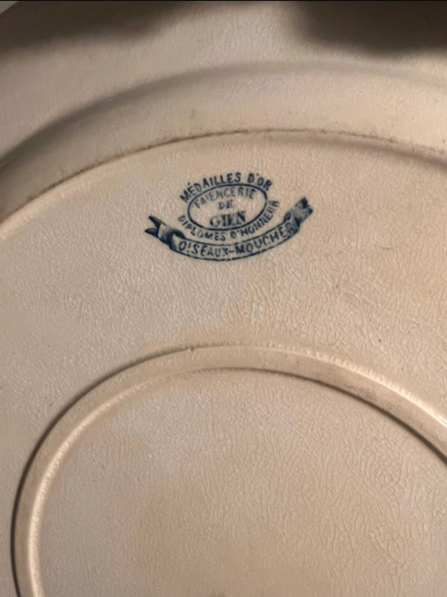 Round serving dish model Birds Mouches of the earthenware factory of Gien.
