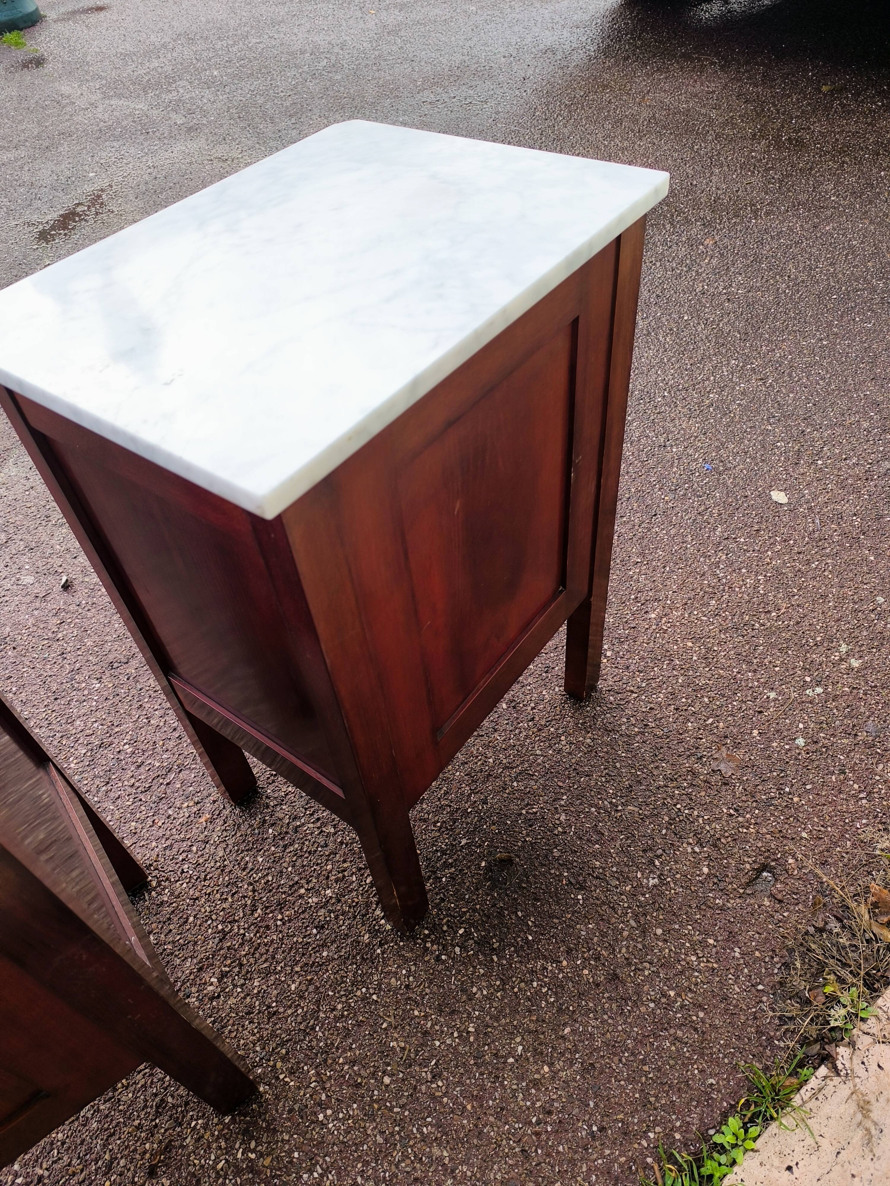 Set of 2 wooden and marble bedside tables.