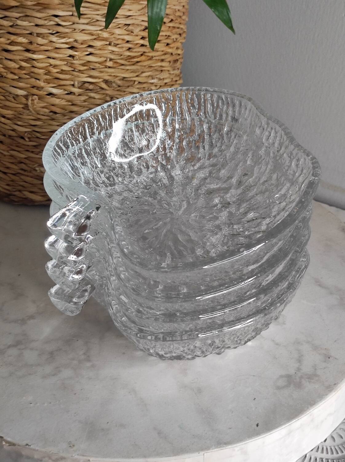 Apple-shaped fruit salad service