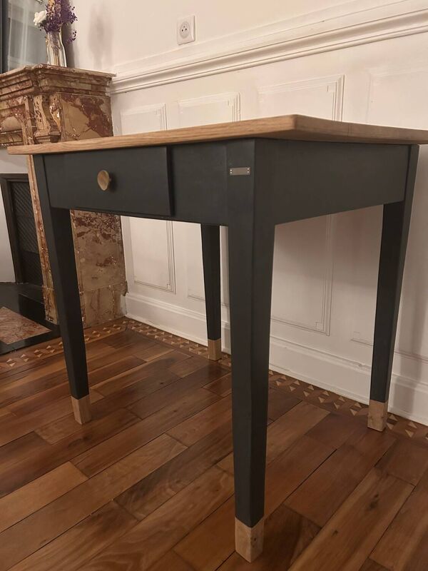 Bureau vintage rénové avec un plateau en chêne massif.