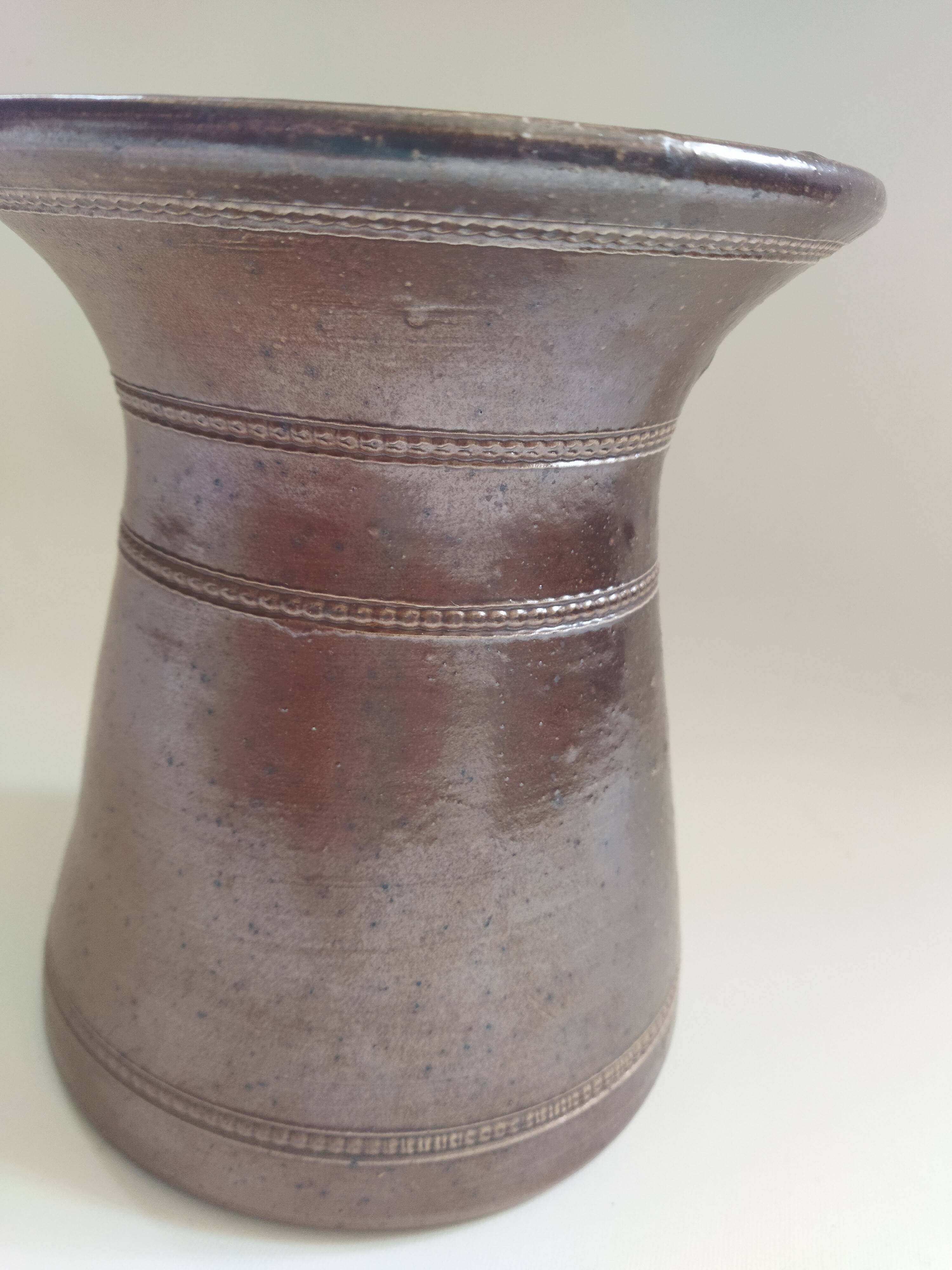 Stoneware vase by Bonny
