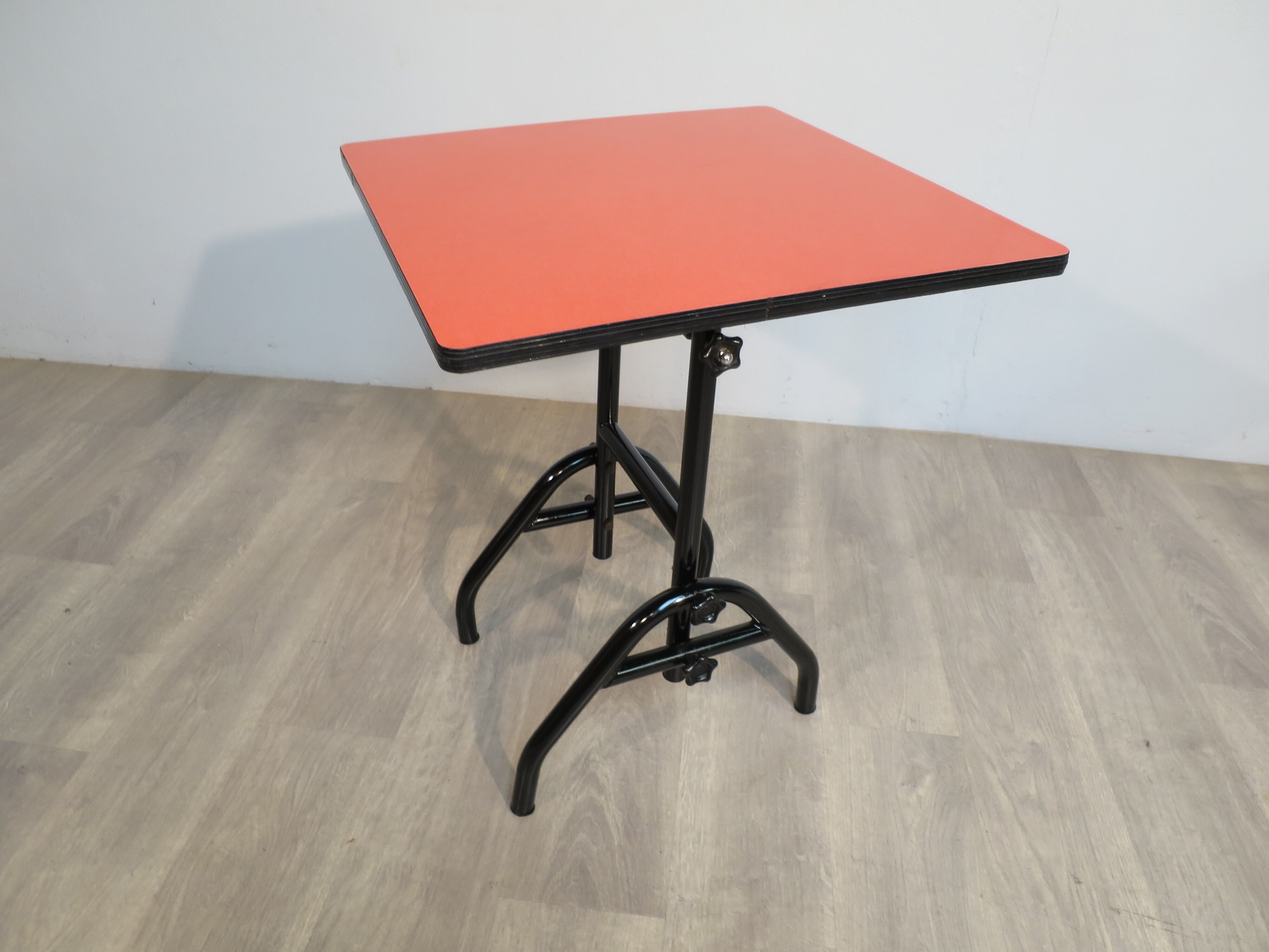 Foldable table in red formica