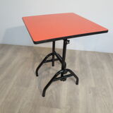 Foldable table in red formica