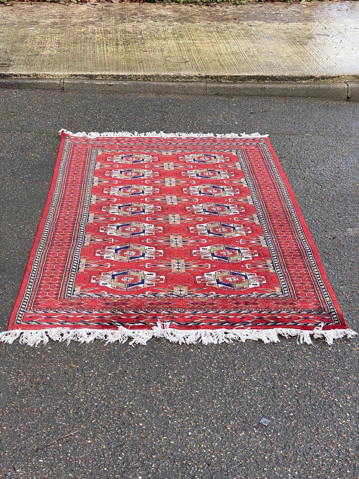 Handwoven Pakistani Persian rug in burgundy wool 120x190.