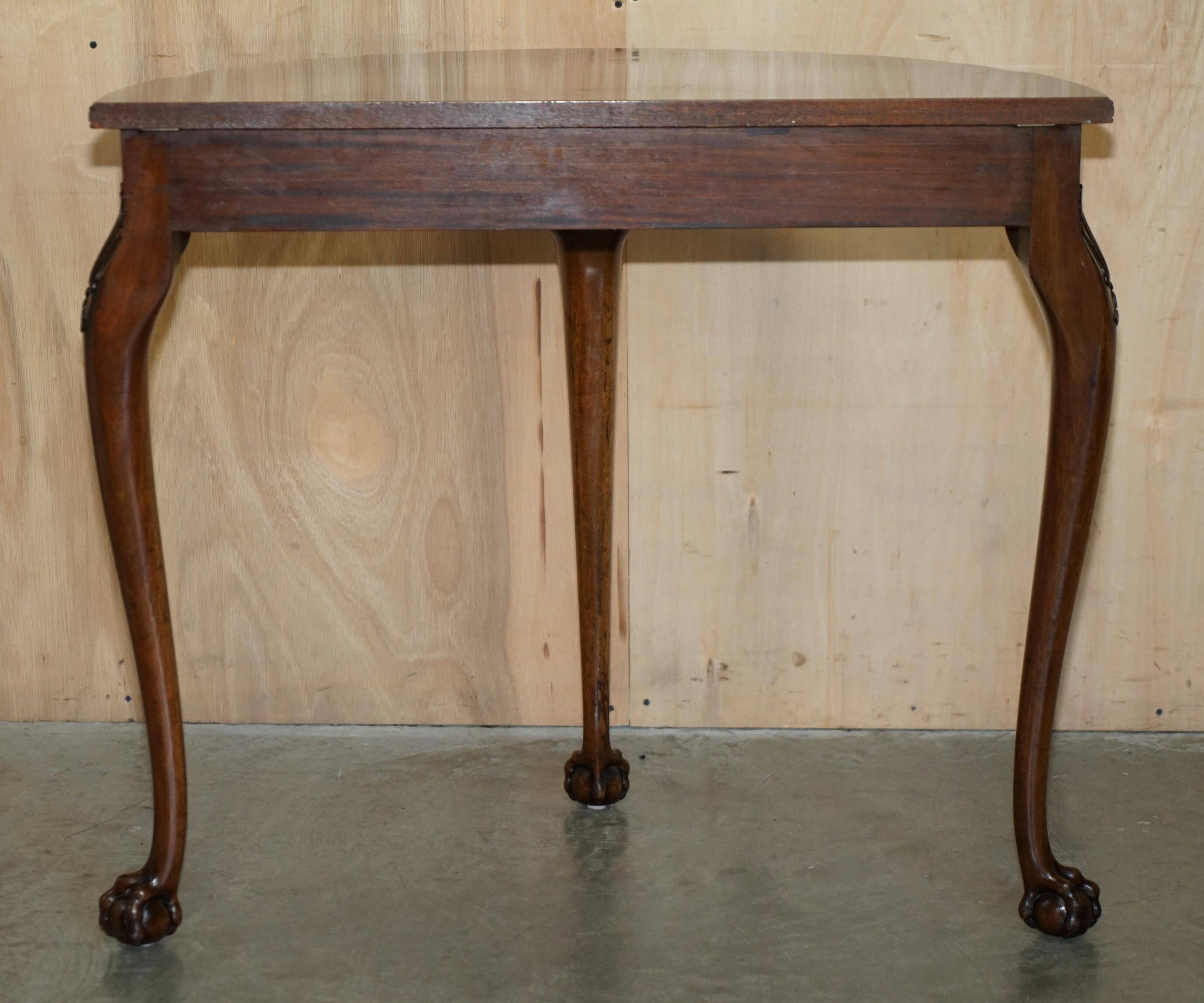 Console half-moon style Thomas Chippendale in flame mahogany.