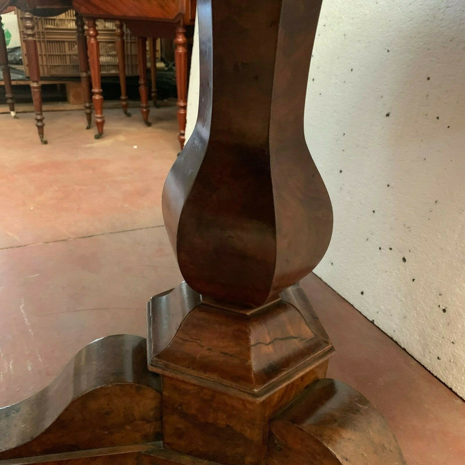 Walnut tripod guerin and walnut veneer Feet claws Solid Plateau