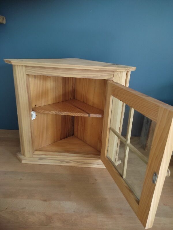 Glass corner showcase cabinet solid wood aero-gum patinated