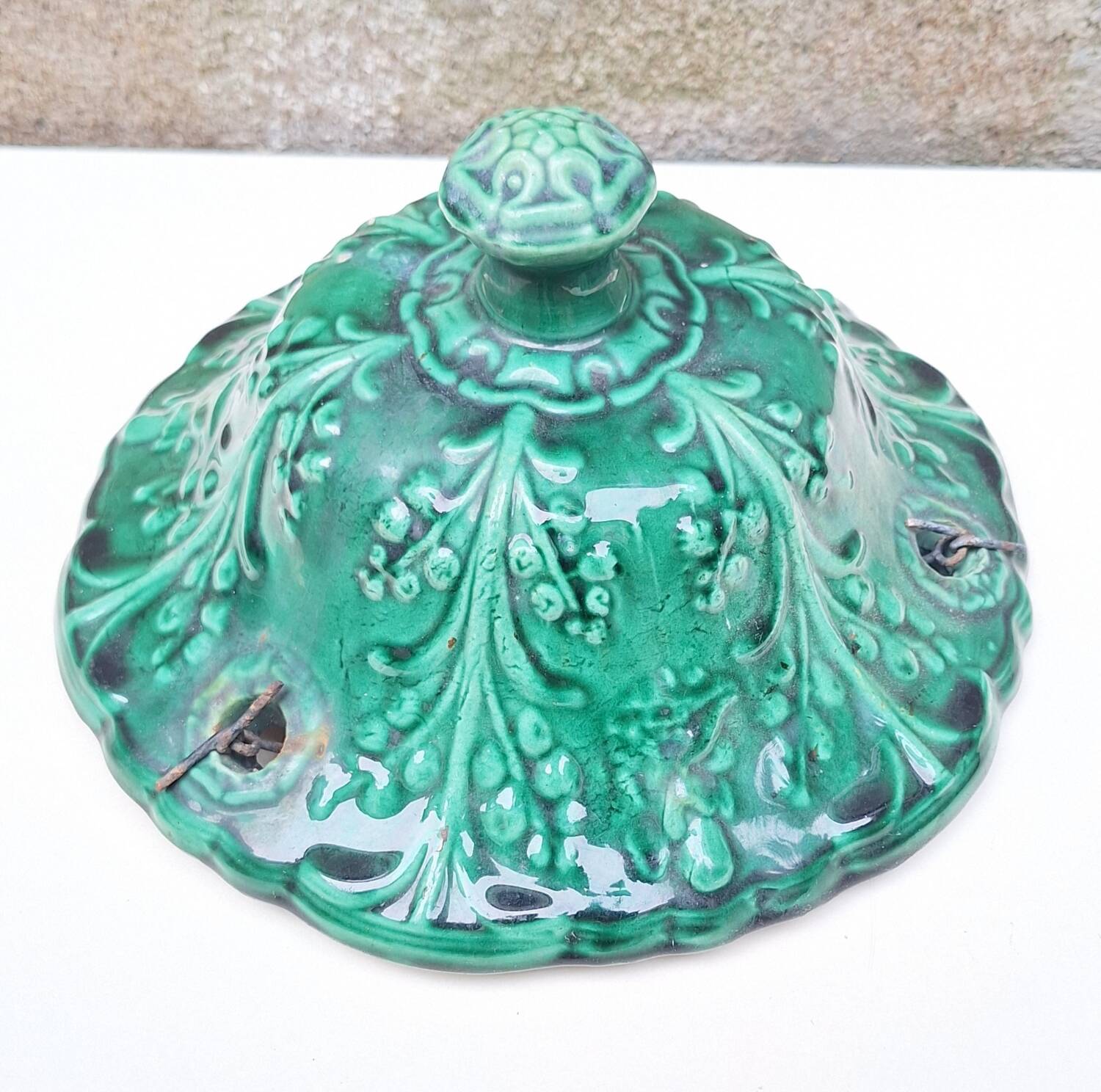 Hanging planter in green earthenware