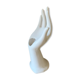 Hand baguier stings flowers