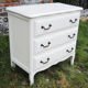 Ancienne commode en bois blanc