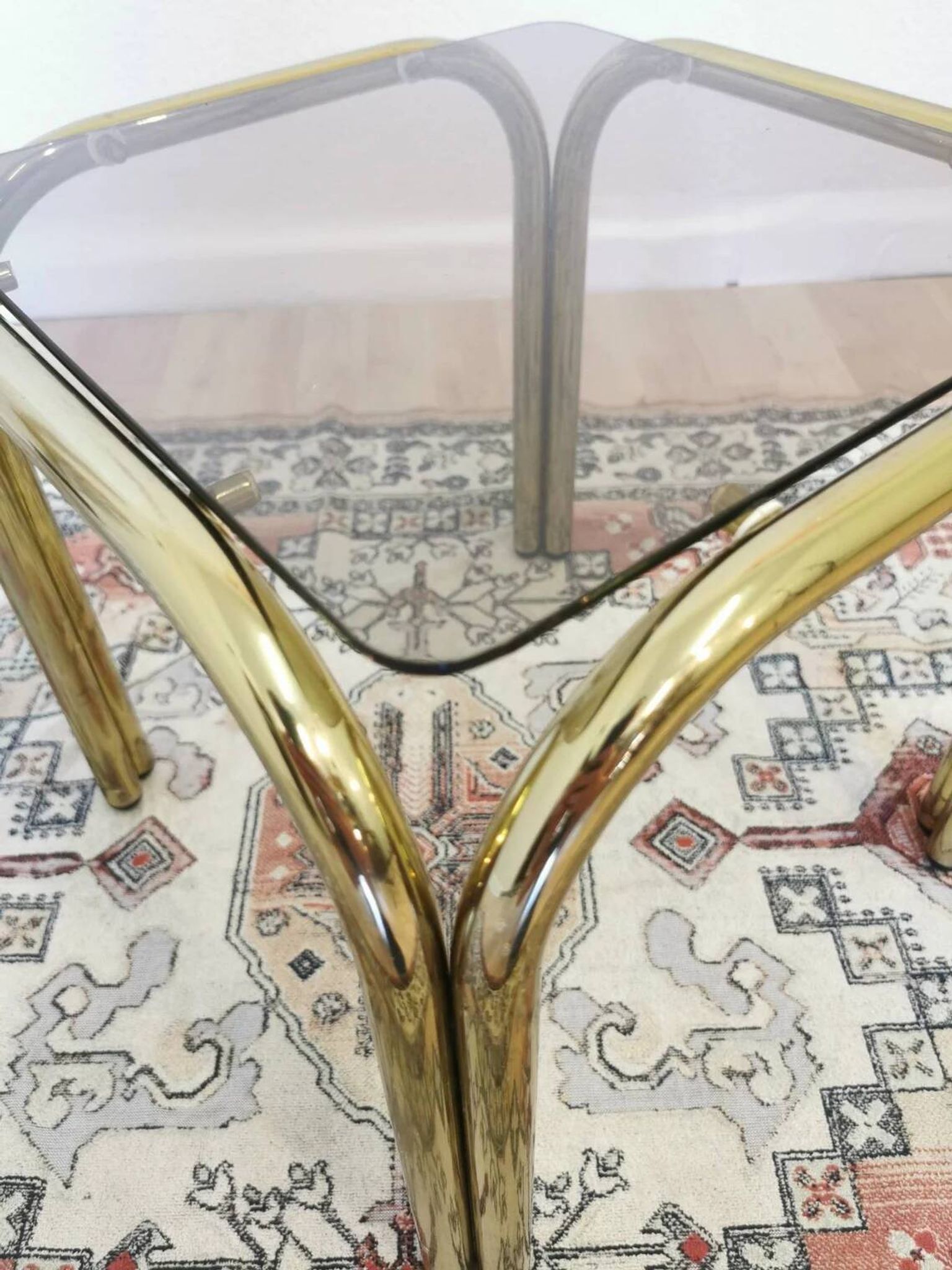 Table basse italienne vintage : laiton et verre fumé, style moderne du milieu du siècle