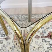Table basse italienne vintage : laiton et verre fumé, style moderne du milieu du siècle