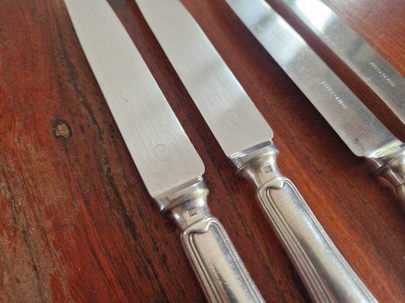 Ercuis - Set of 4 table knives model Chinon with metal outline.