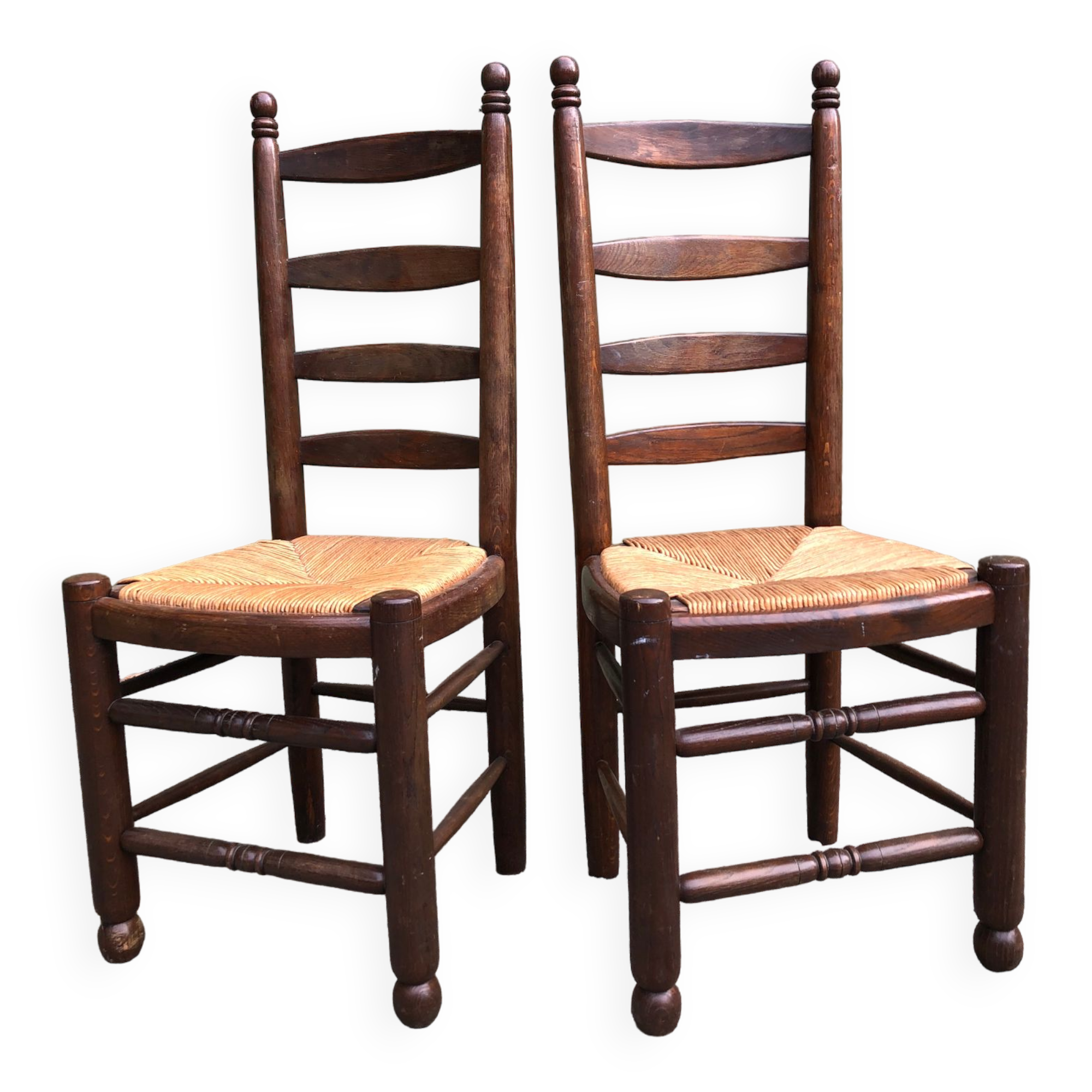 Duo of vintage rustic straw straw chairs in oak.