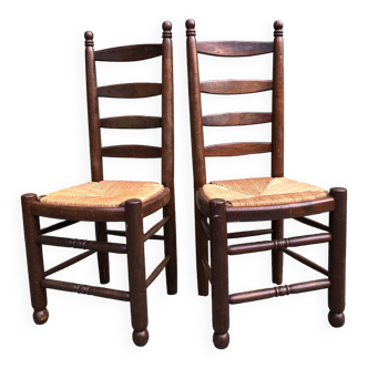 Duo of vintage rustic straw straw chairs in oak.
