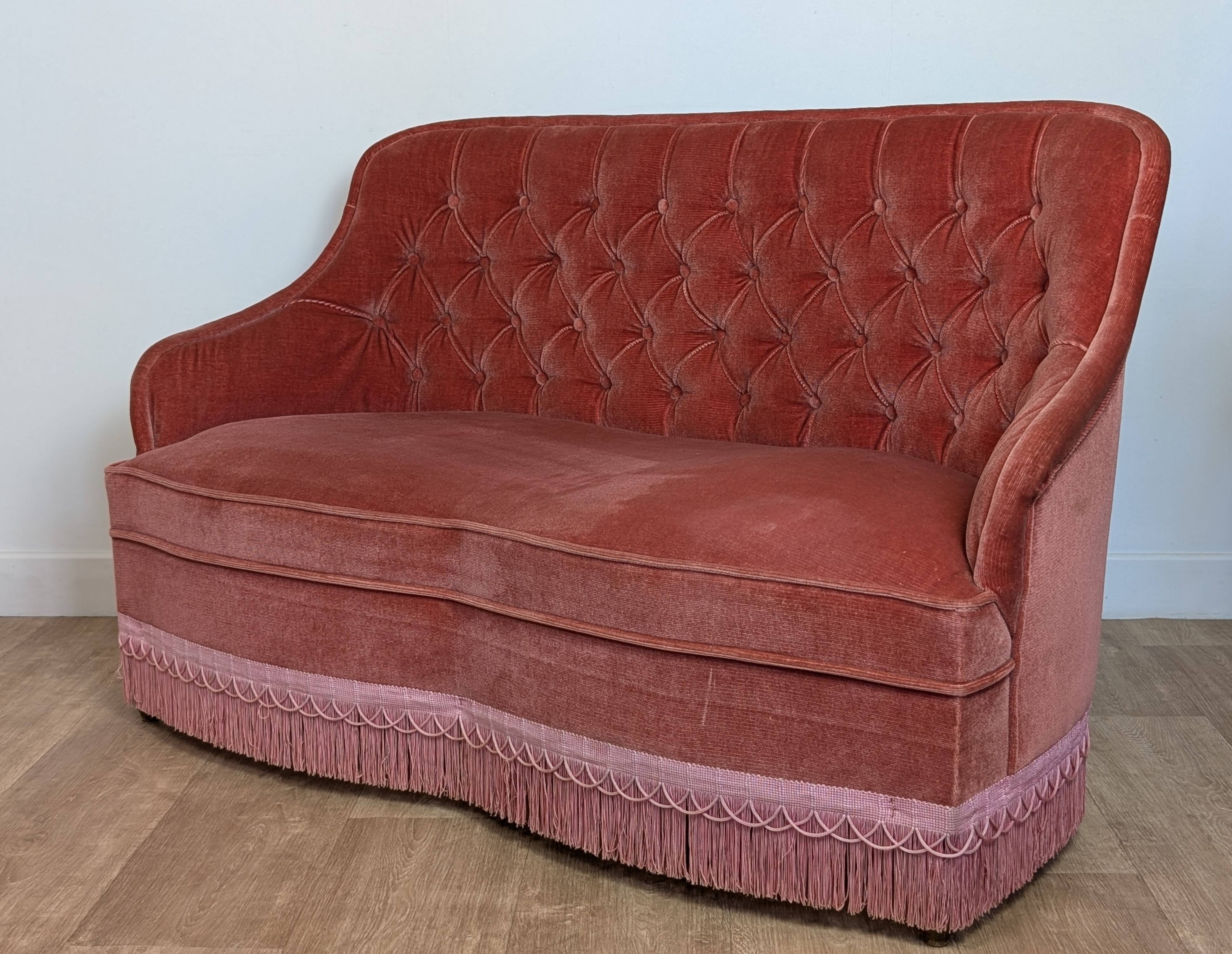 Toad sofa in old pink velvet