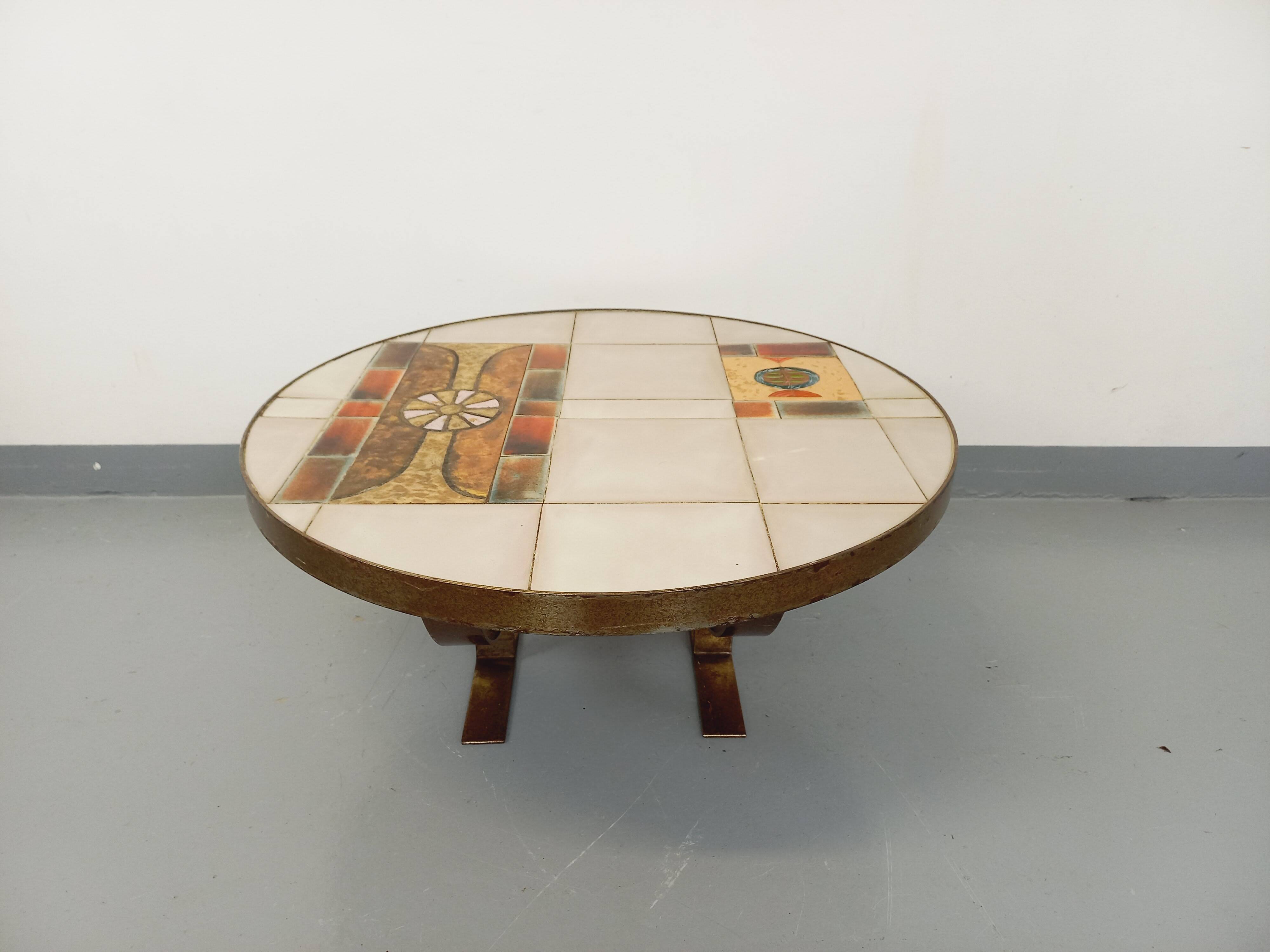 Vintage round coffee table by Jean Gregorieff for Roche Bobois from the 60s 70s in ceramic steel