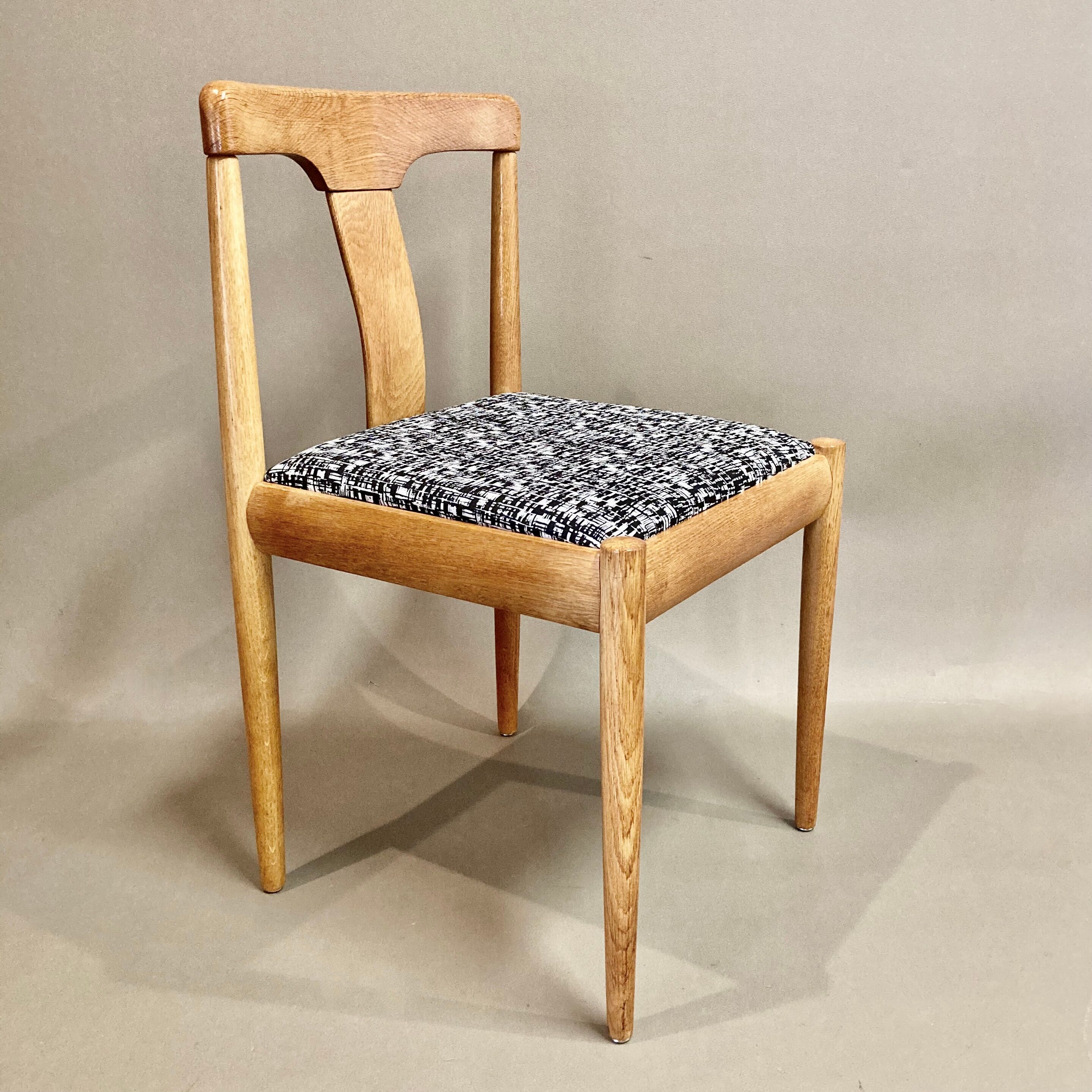Ensemble de quatre chaises design scandinave 1950.