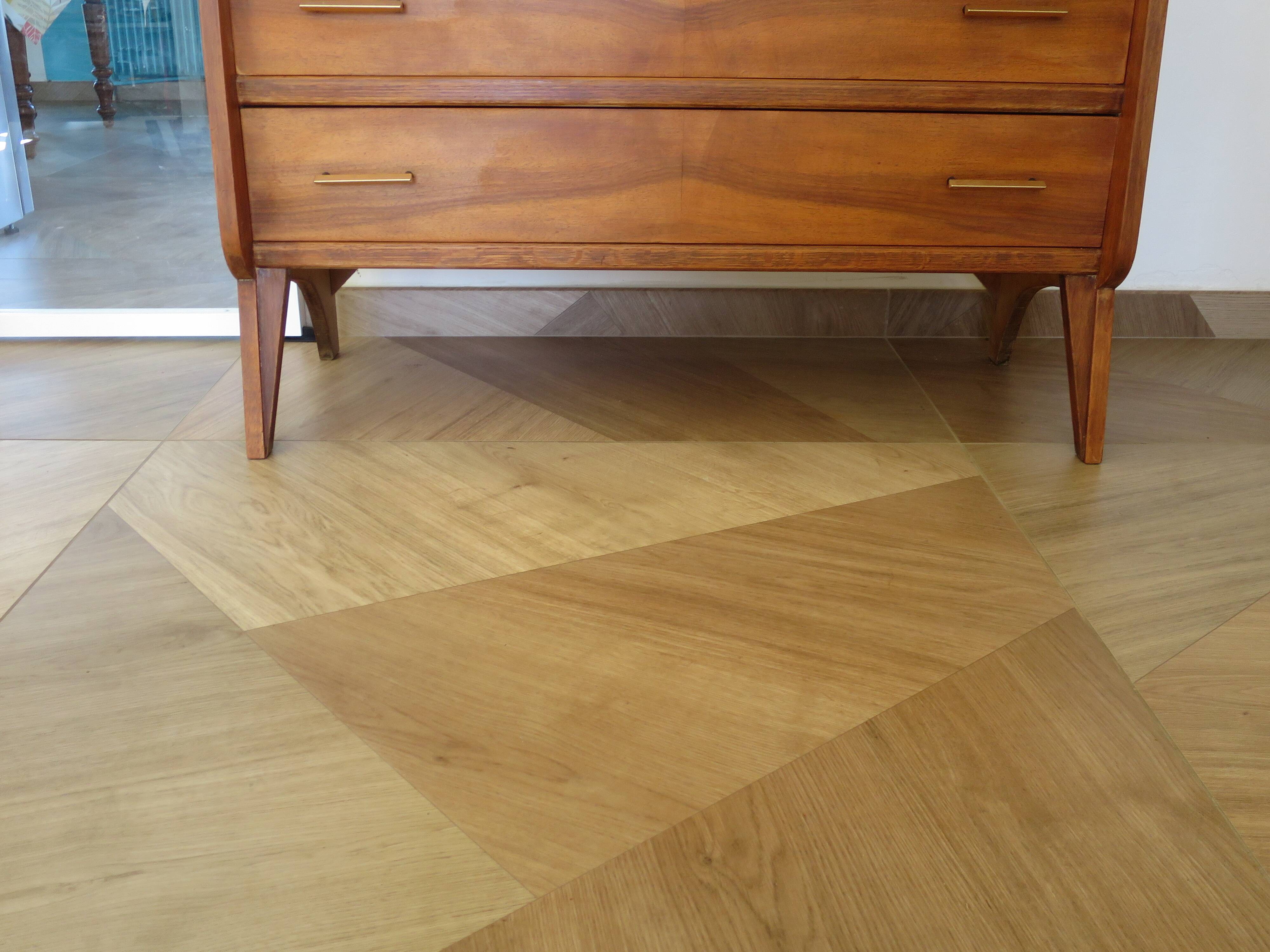 Cabinetmaker's chest of drawers - 4 drawers - golden oak - with oblique profile - compass feet - 1950