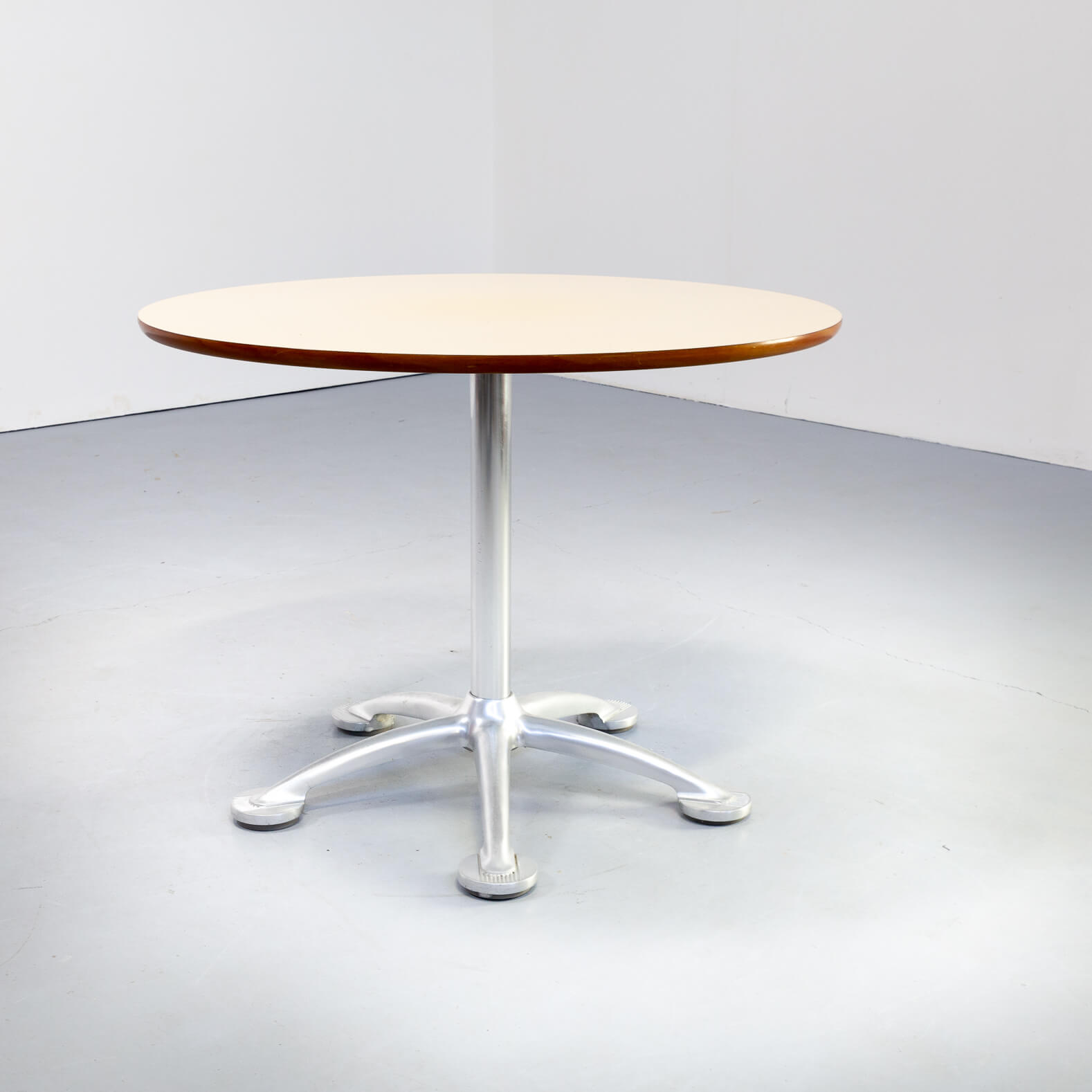 80s Jorge Pensi round dining table for Amat3