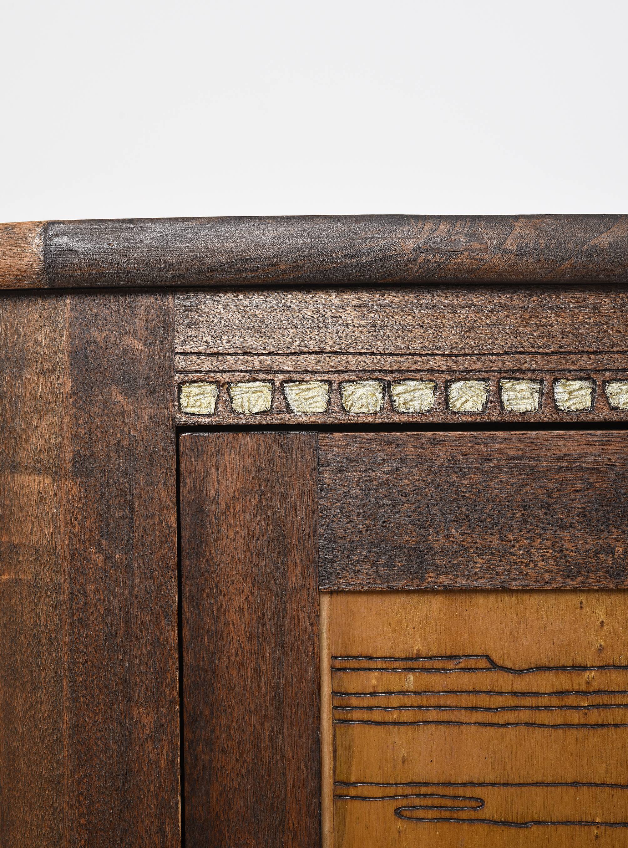 Buffet ou armoire d'angle, à 3 faces, en bois massif, sculpté et peint.