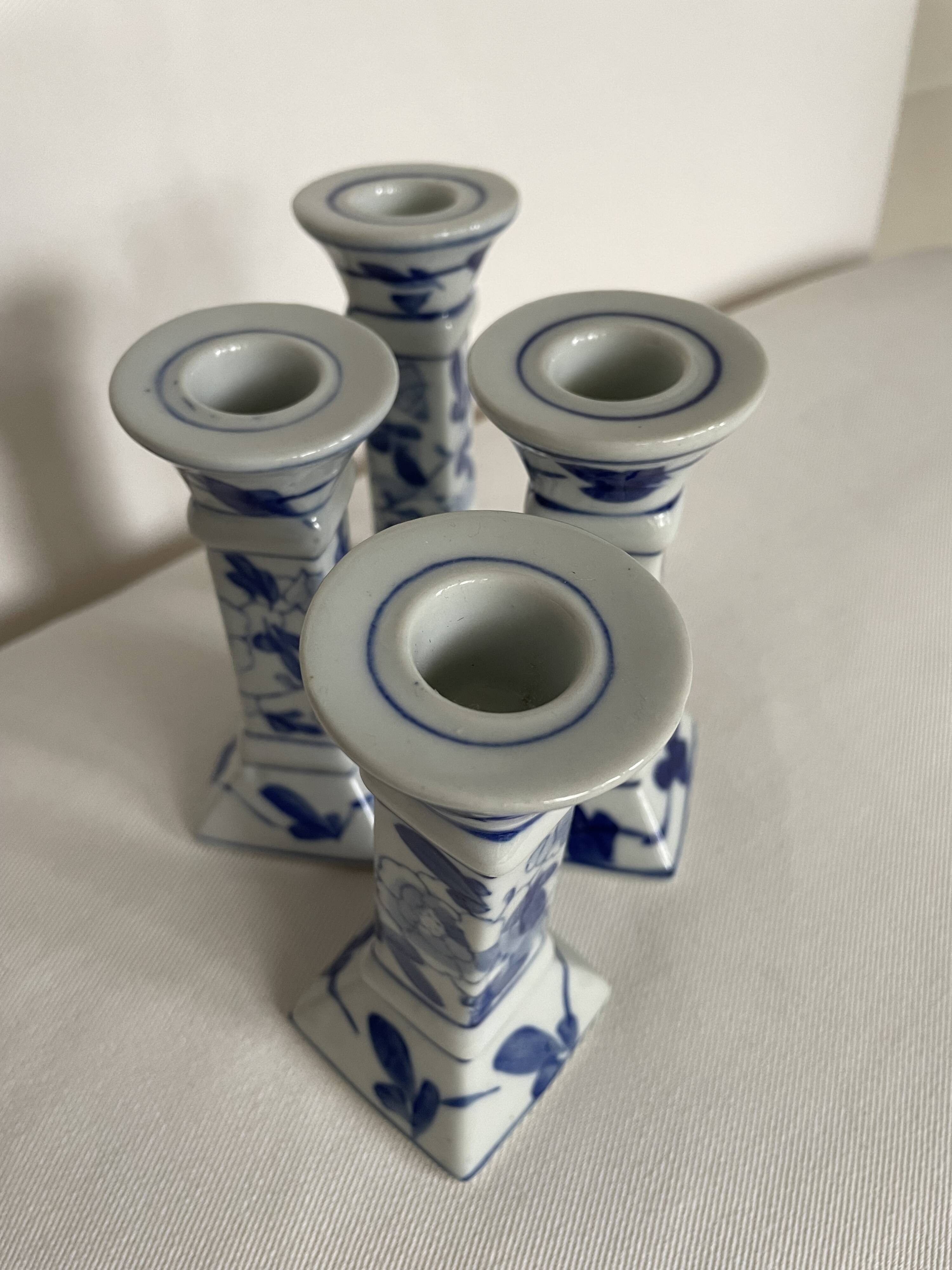 Set of 4 ceramic candle holders in white blue floral pattern