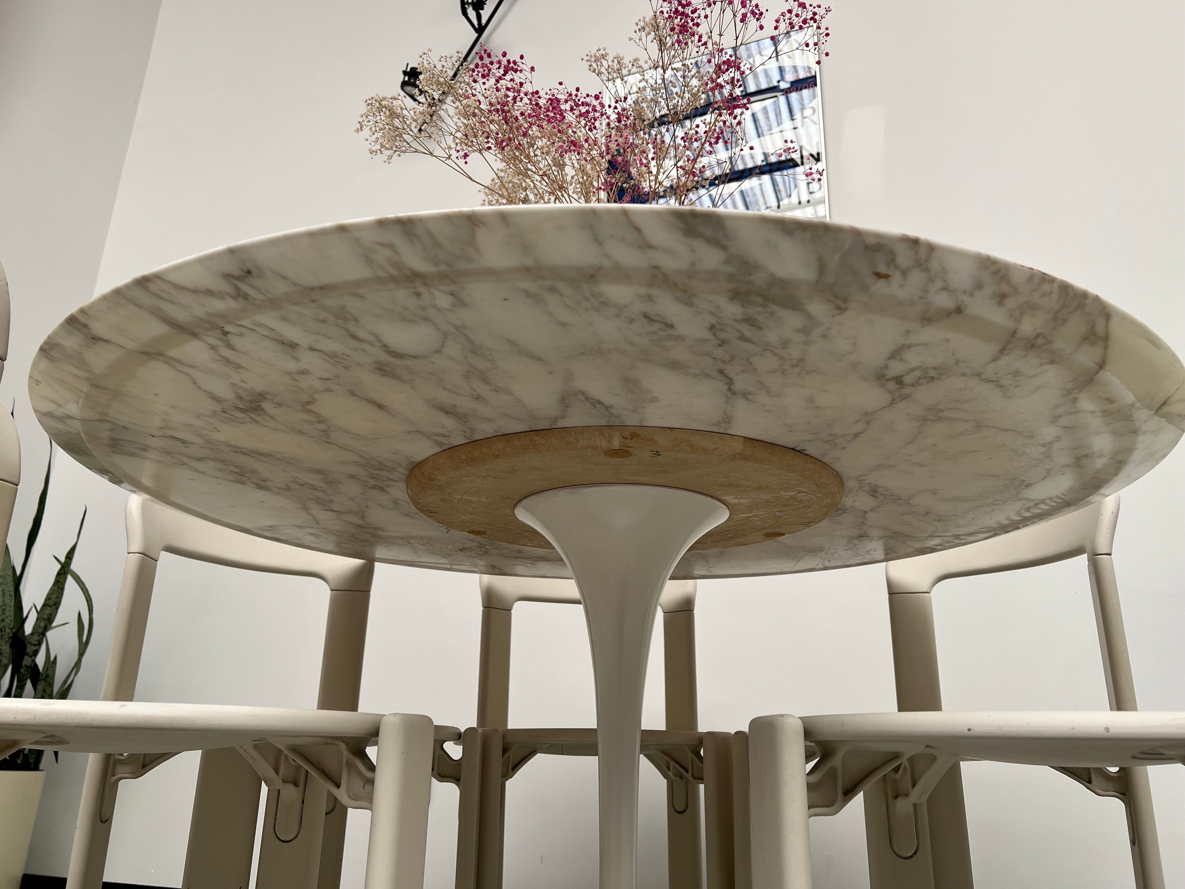 Florence Knoll round table, marble top and tulip base, circa 1960, Eero Saarinen